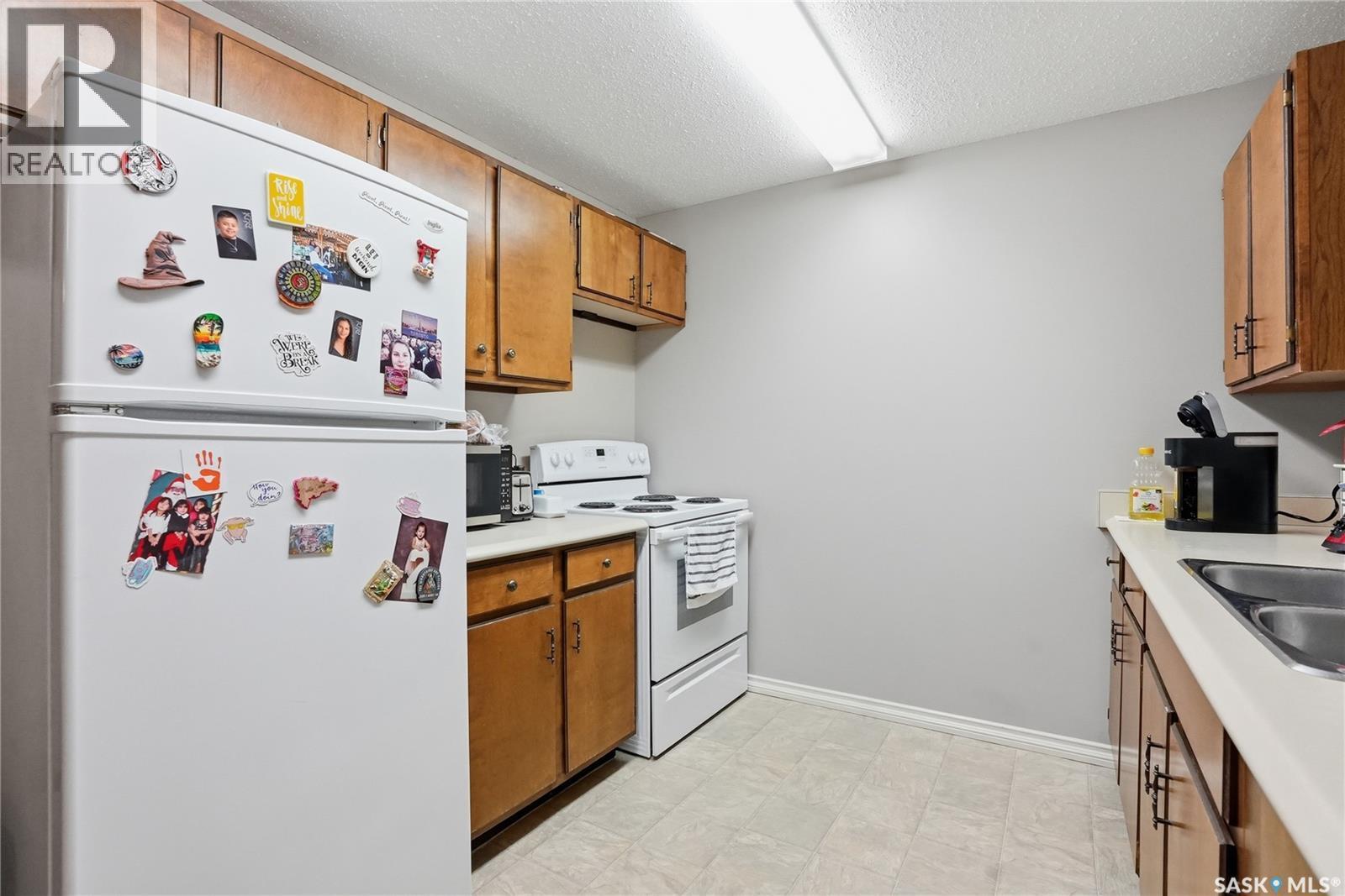 206 & 208 Coppermine Crescent, Saskatoon, SK - Indoor Photo Showing Kitchen With Double Sink
