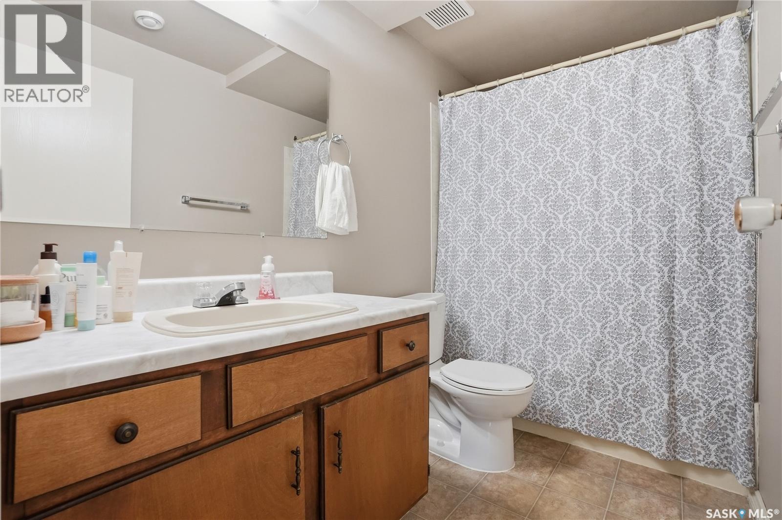 206 & 208 Coppermine Crescent, Saskatoon, SK - Indoor Photo Showing Bathroom