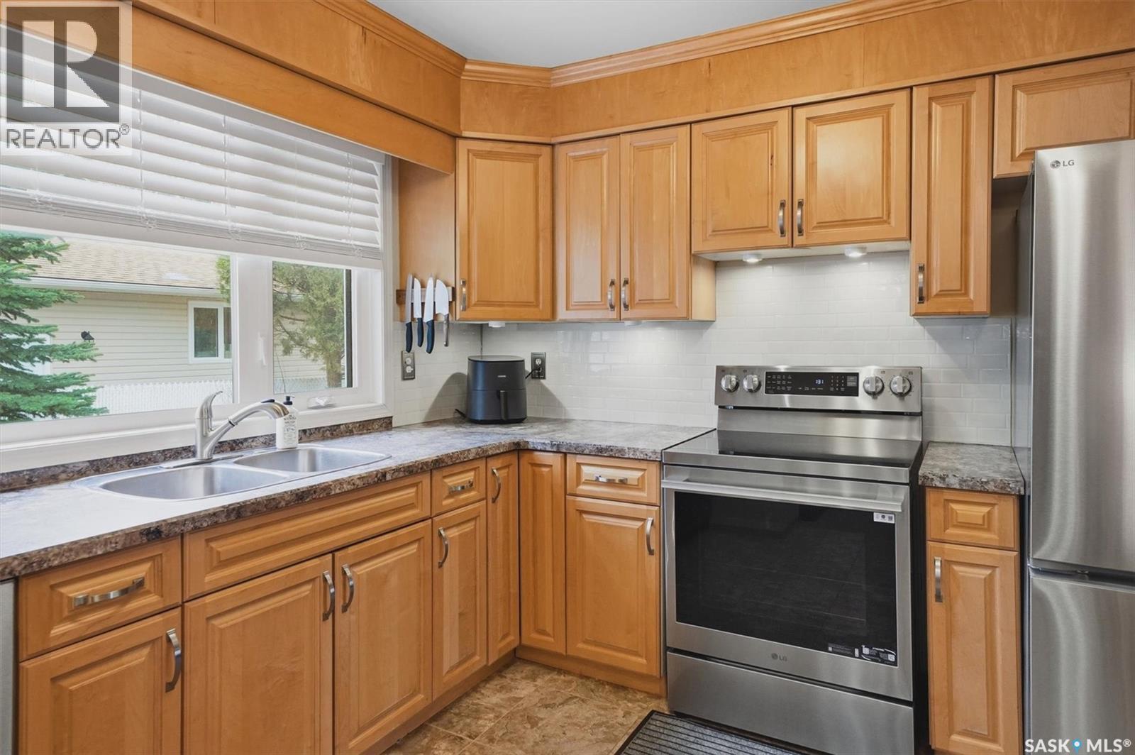 2501 Arlington Avenue, Saskatoon, SK - Indoor Photo Showing Kitchen With Double Sink
