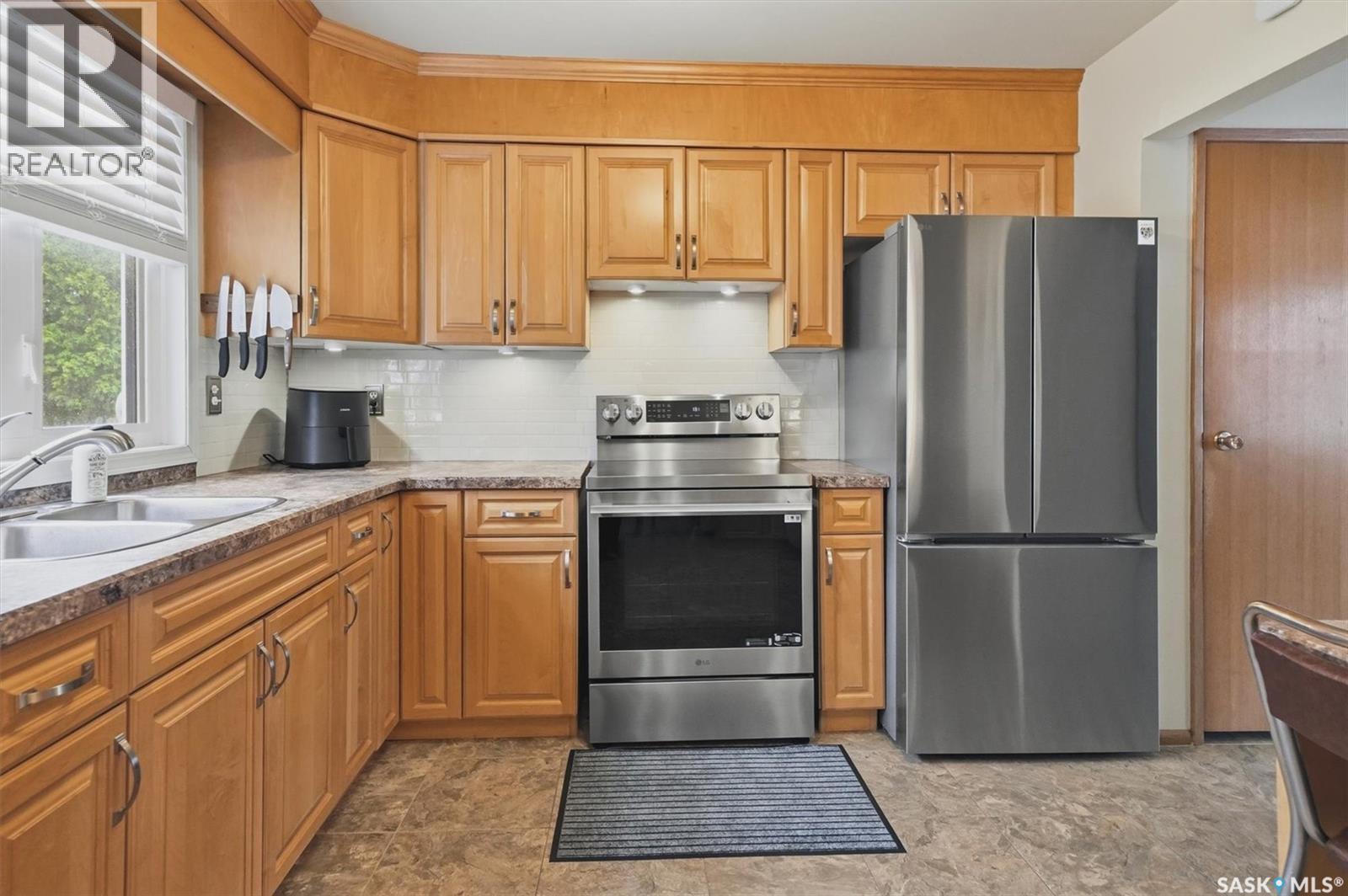 2501 Arlington Avenue, Saskatoon, SK - Indoor Photo Showing Kitchen