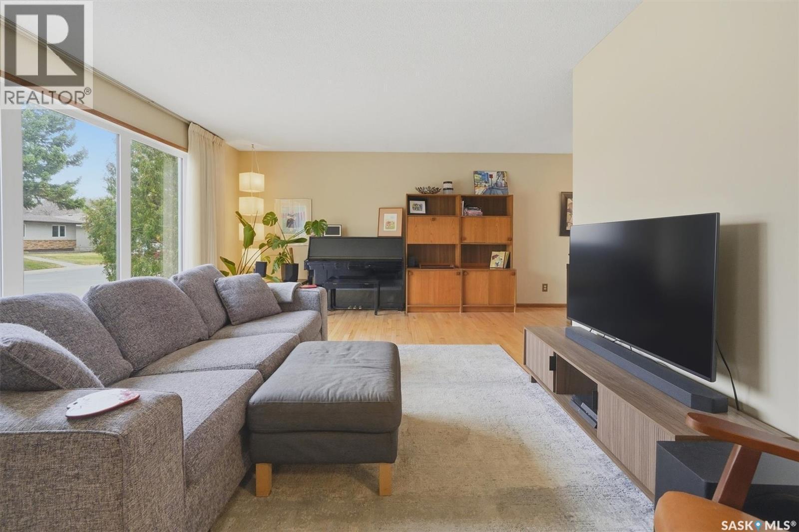 2501 Arlington Avenue, Saskatoon, SK - Indoor Photo Showing Living Room