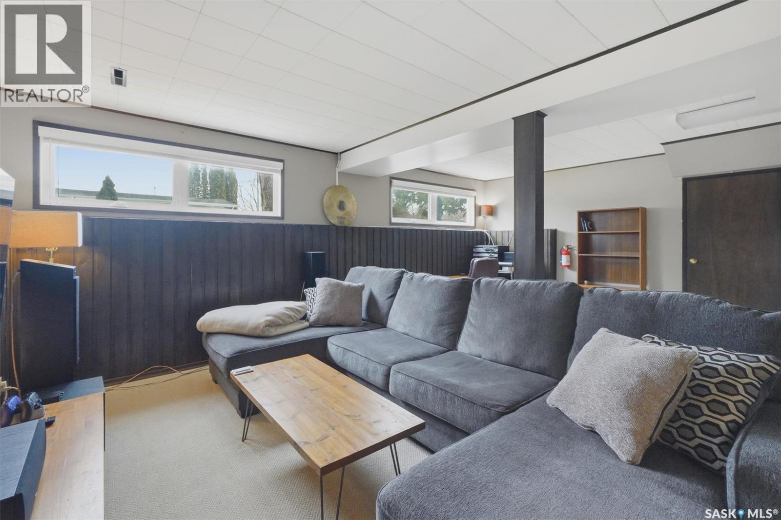 2501 Arlington Avenue, Saskatoon, SK - Indoor Photo Showing Living Room