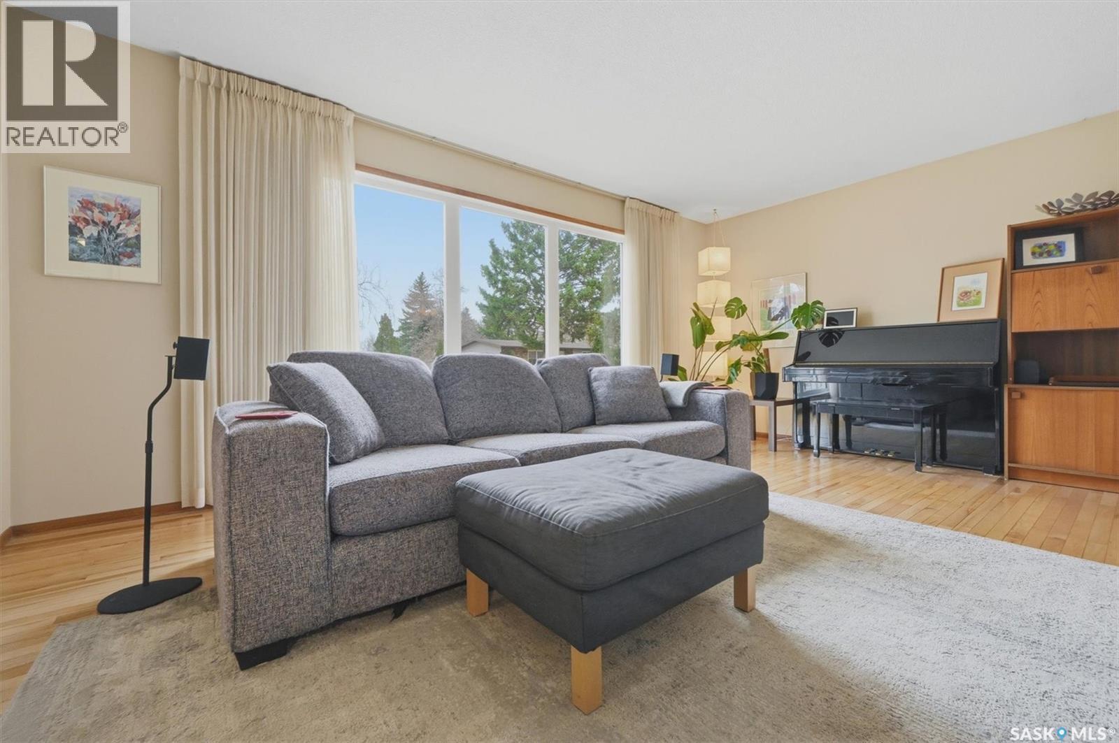 2501 Arlington Avenue, Saskatoon, SK - Indoor Photo Showing Living Room