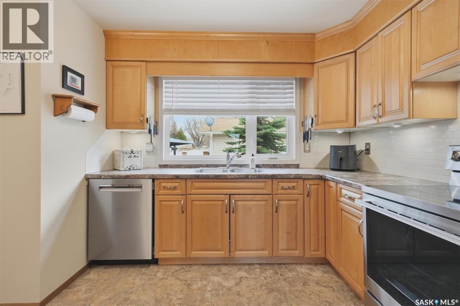 2501 Arlington Avenue, Saskatoon, SK - Indoor Photo Showing Kitchen