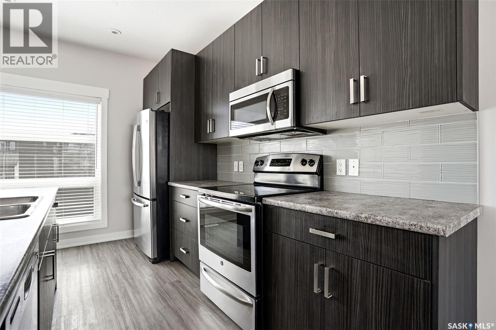 5734 Glide Crescent, Regina, SK - Indoor Photo Showing Kitchen With Stainless Steel Kitchen With Upgraded Kitchen