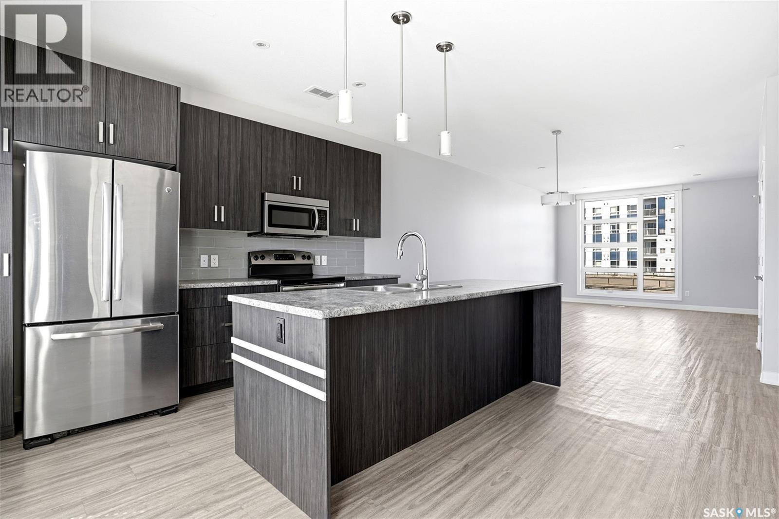 5734 Glide Crescent, Regina, SK - Indoor Photo Showing Kitchen With Stainless Steel Kitchen With Upgraded Kitchen