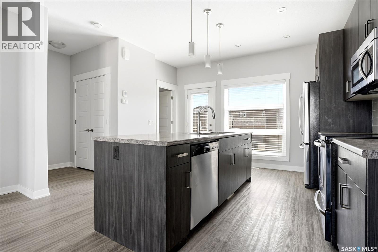 5734 Glide Crescent, Regina, SK - Indoor Photo Showing Kitchen With Stainless Steel Kitchen With Upgraded Kitchen