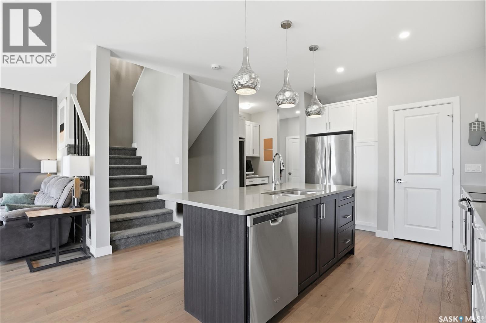 331 Underhill Bend, Saskatoon, SK - Indoor Photo Showing Kitchen With Stainless Steel Kitchen With Upgraded Kitchen