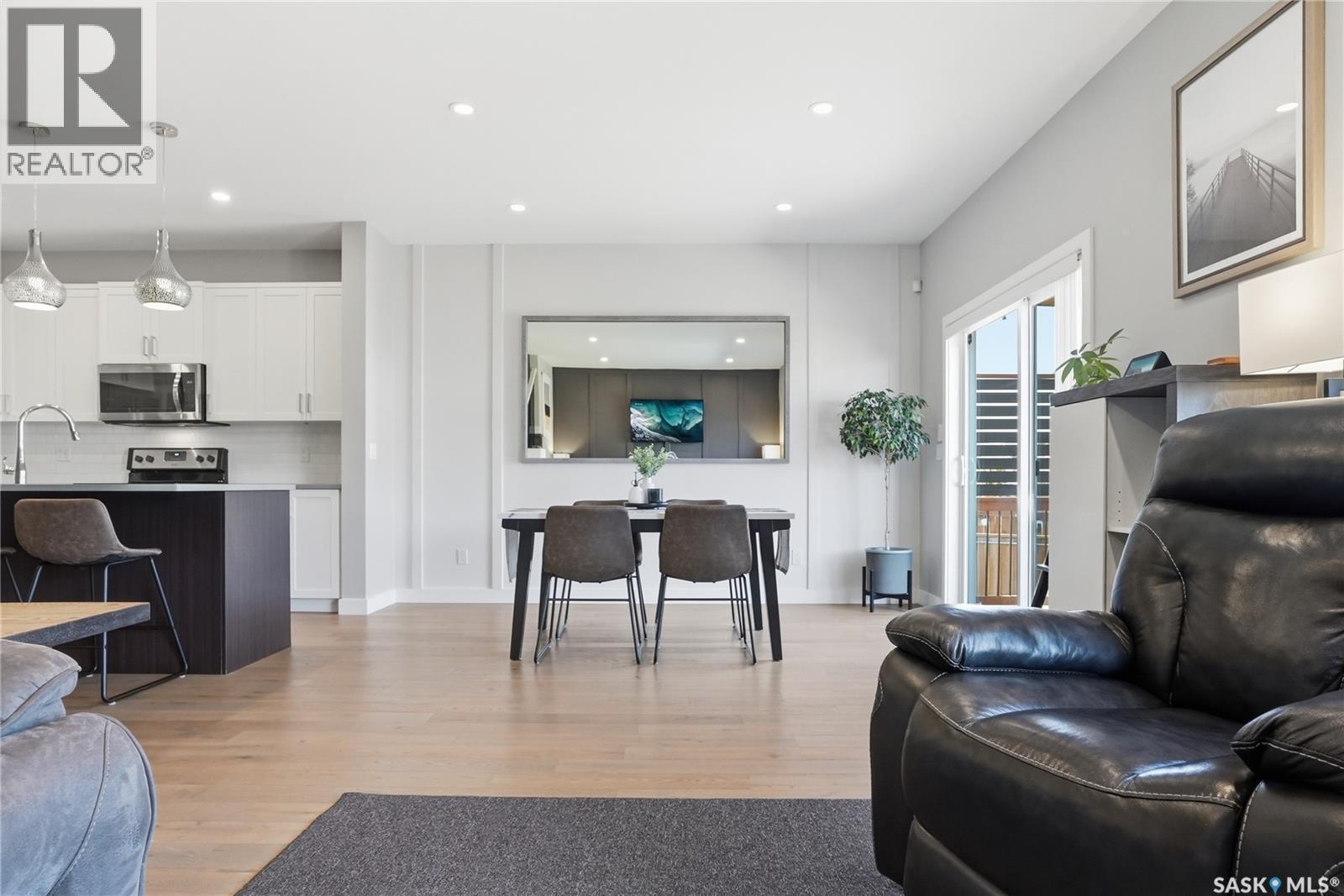 331 Underhill Bend, Saskatoon, SK - Indoor Photo Showing Living Room