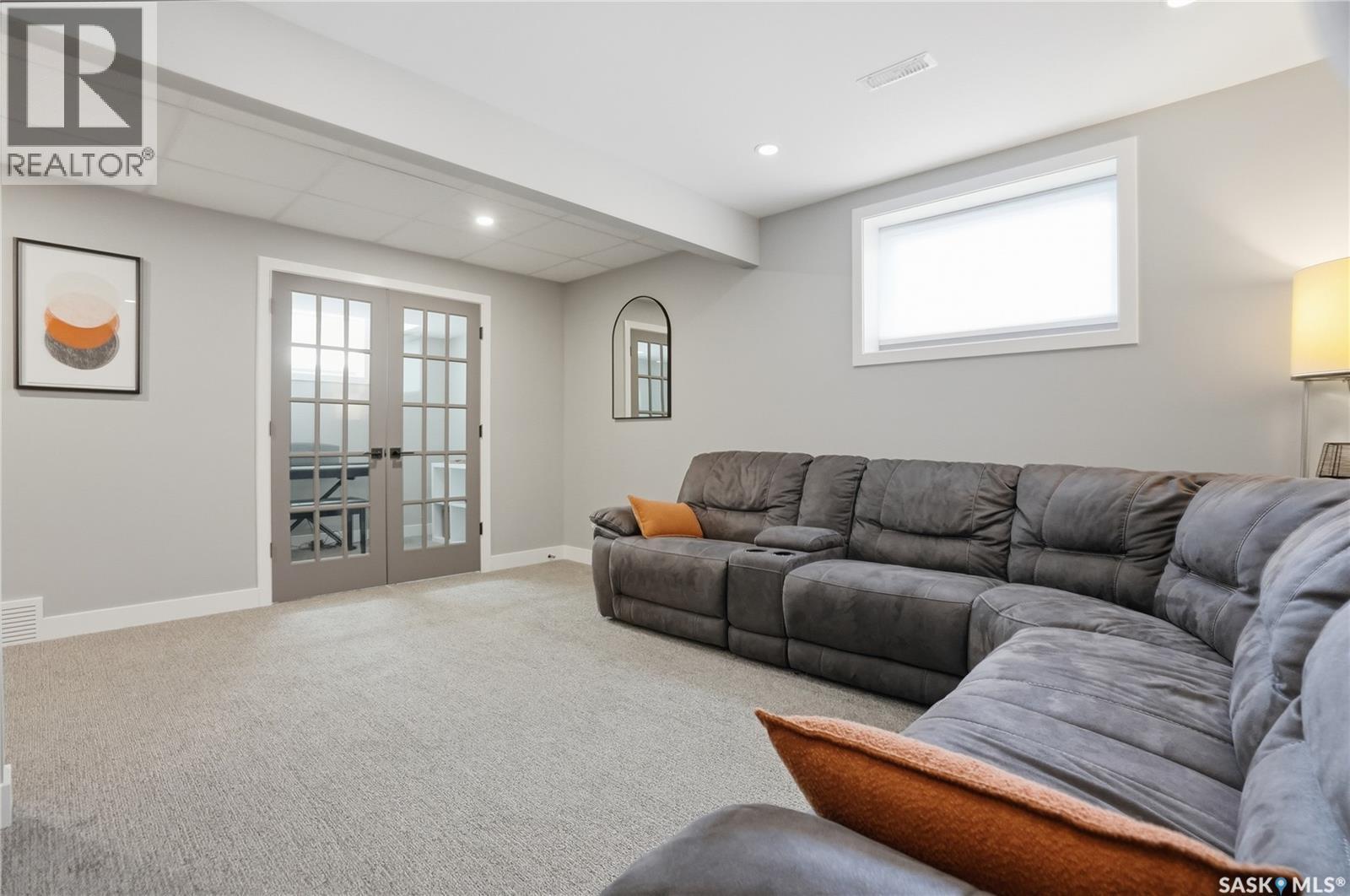 331 Underhill Bend, Saskatoon, SK - Indoor Photo Showing Living Room