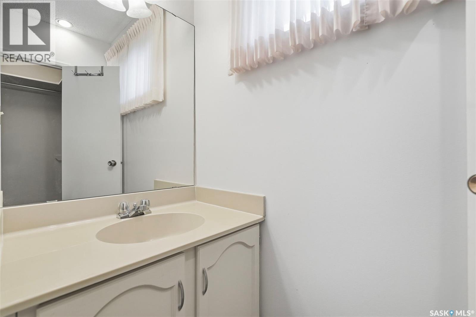 3 425 Pinehouse Drive, Saskatoon, SK - Indoor Photo Showing Bathroom