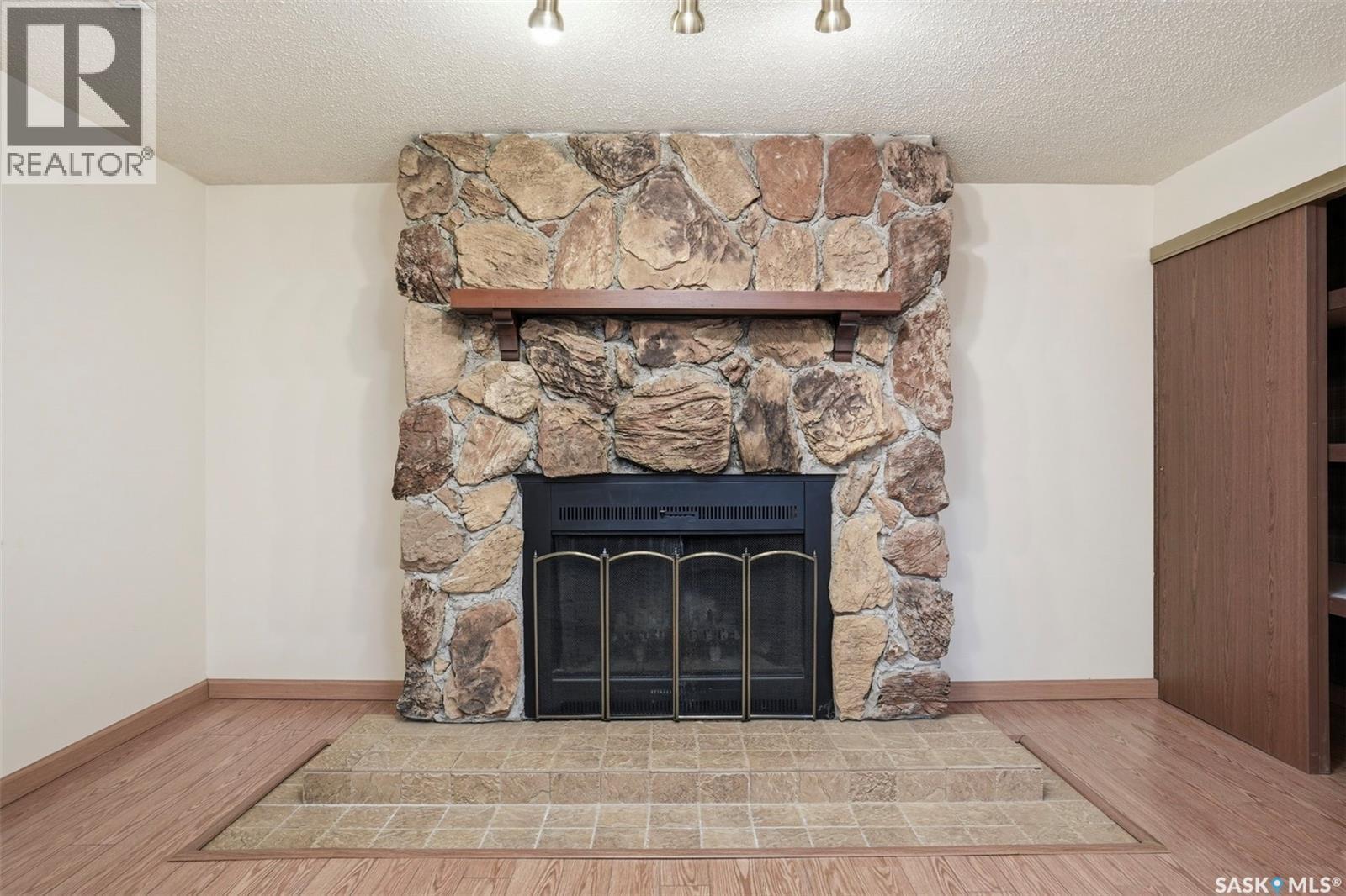 218 Anderson Crescent, Saskatoon, SK - Indoor Photo Showing Living Room With Fireplace