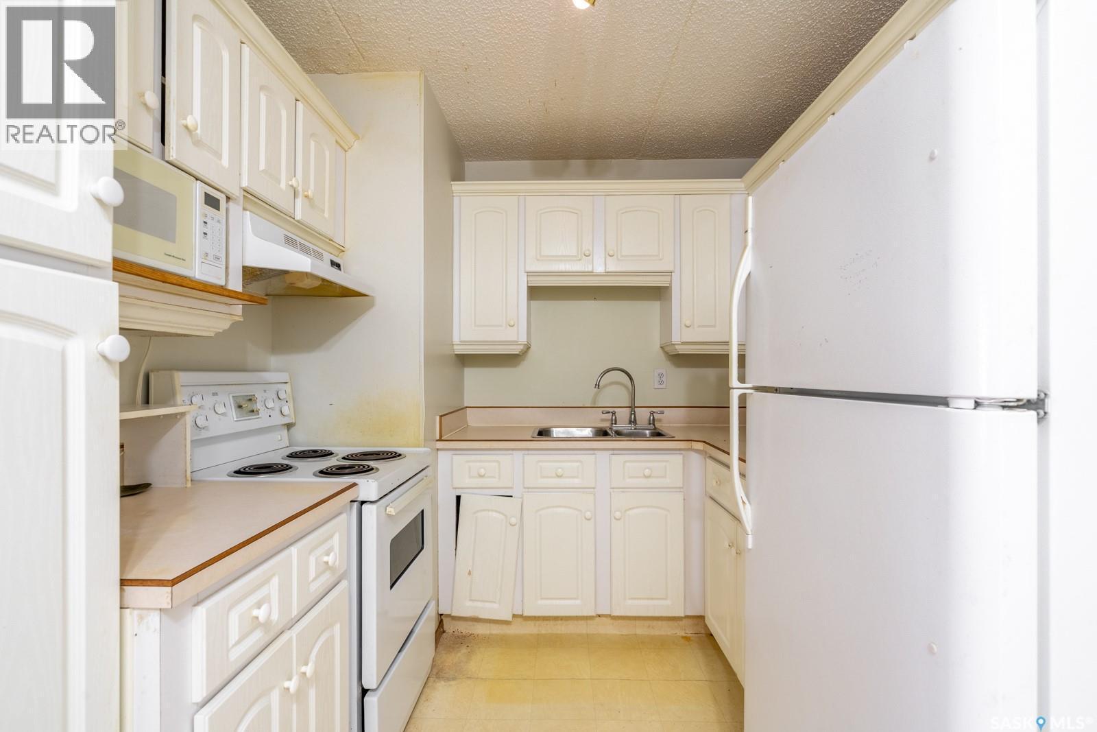 504 20 Kleisinger Crescent, Regina, SK - Indoor Photo Showing Kitchen With Double Sink