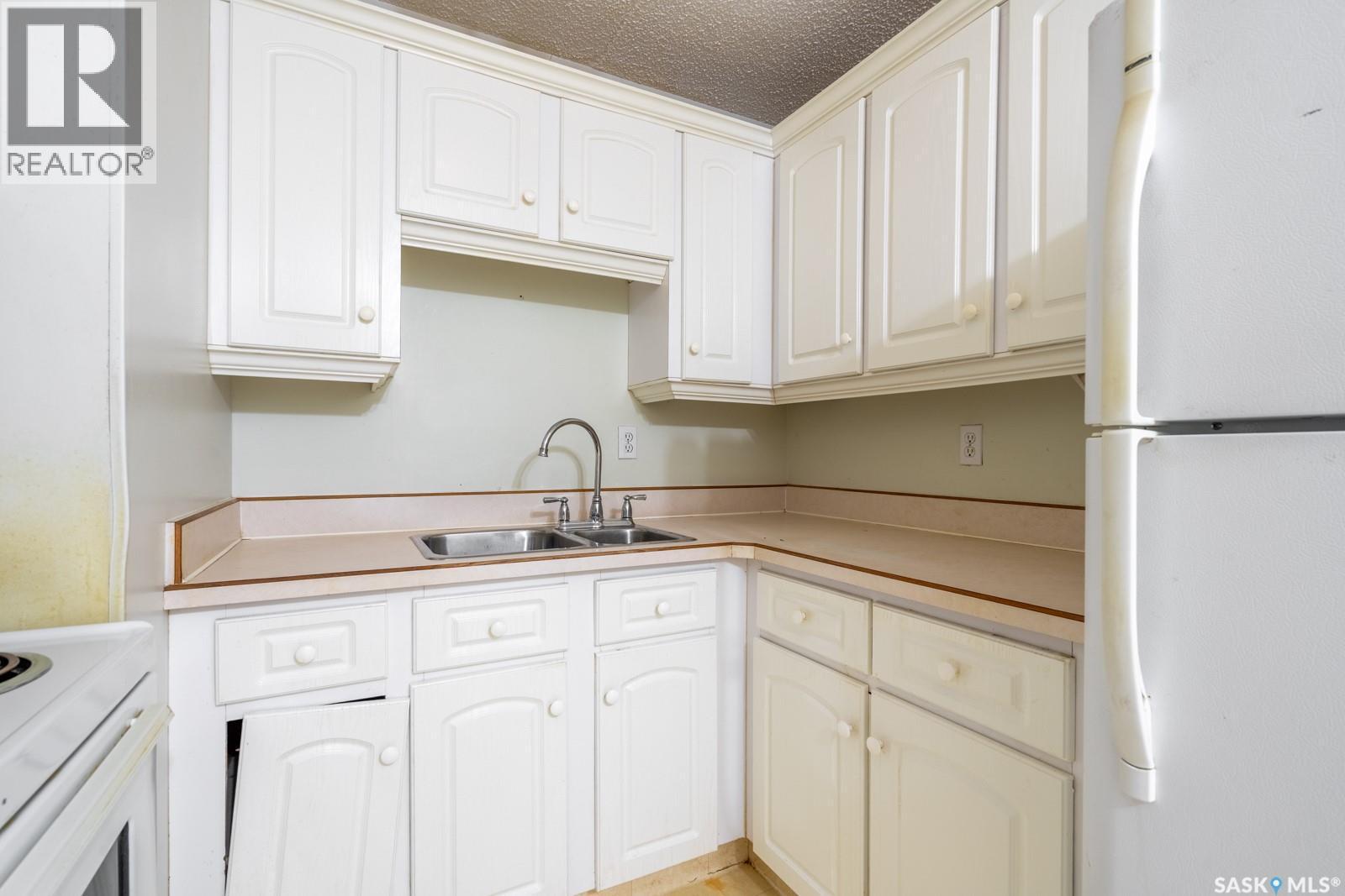 504 20 Kleisinger Crescent, Regina, SK - Indoor Photo Showing Kitchen With Double Sink