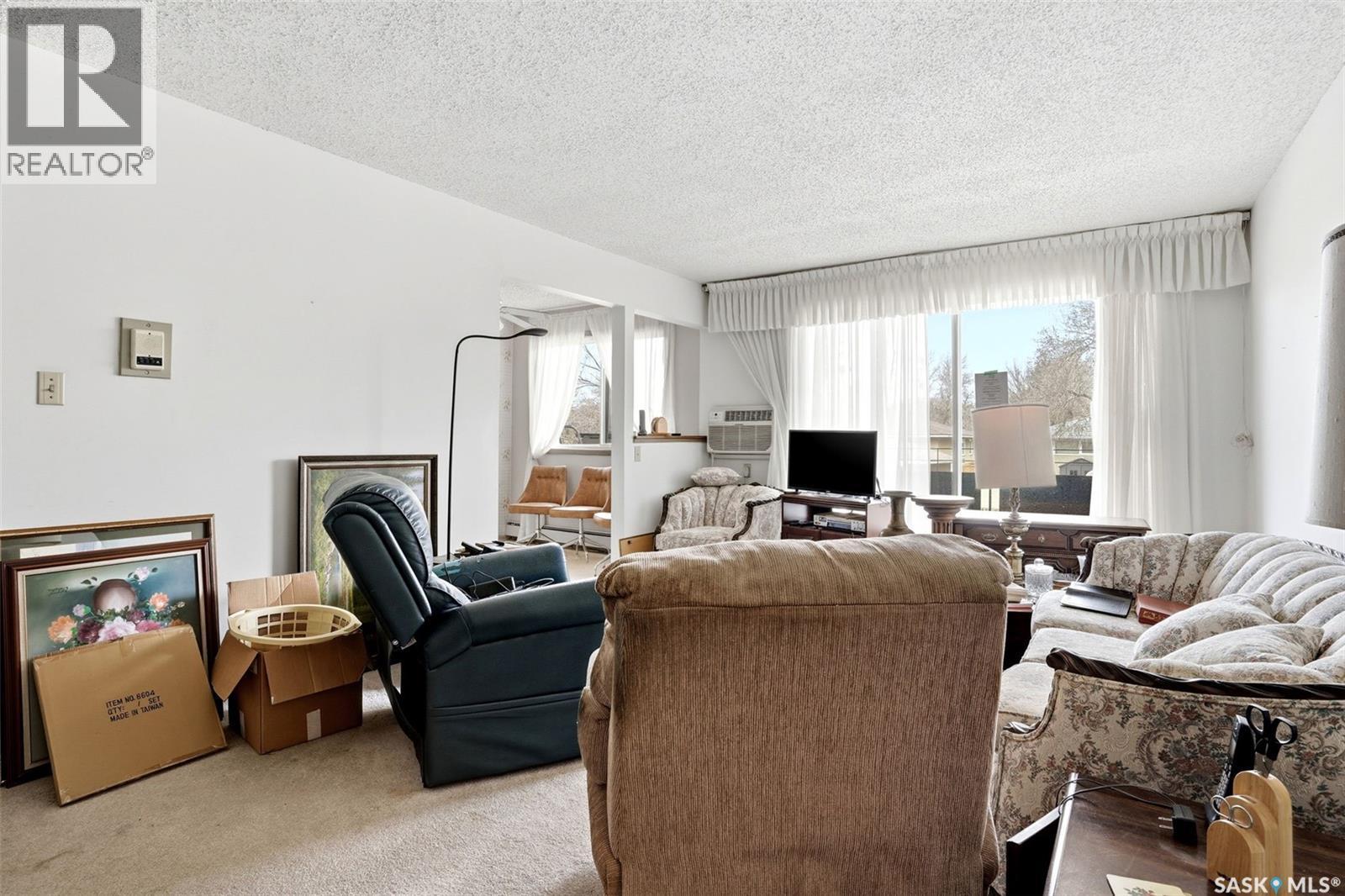 9 26 Shaw Street, Regina, SK - Indoor Photo Showing Living Room