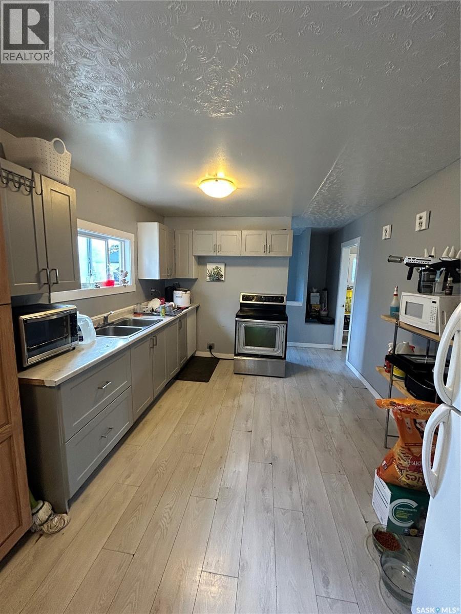 922 Garnet Street, Regina, SK - Indoor Photo Showing Kitchen With Double Sink