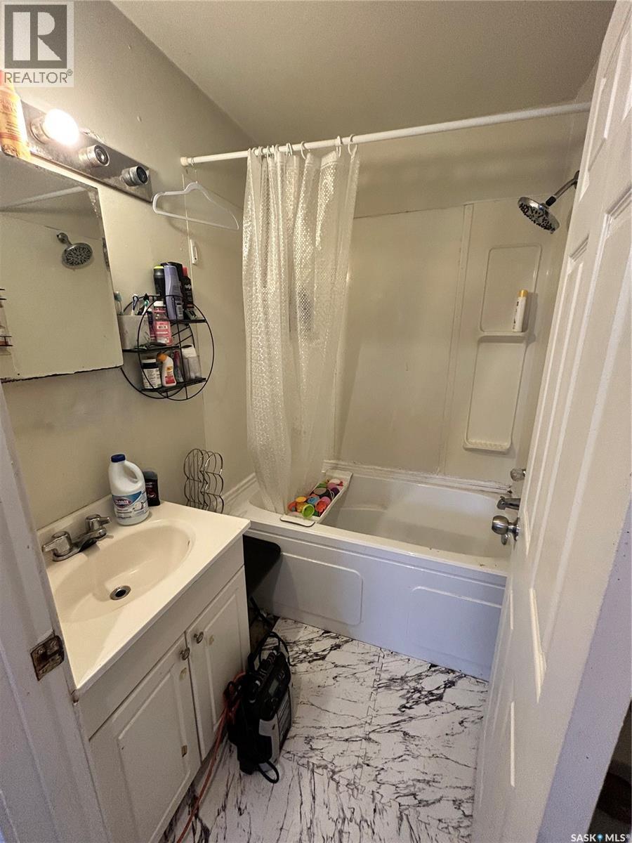 922 Garnet Street, Regina, SK - Indoor Photo Showing Bathroom