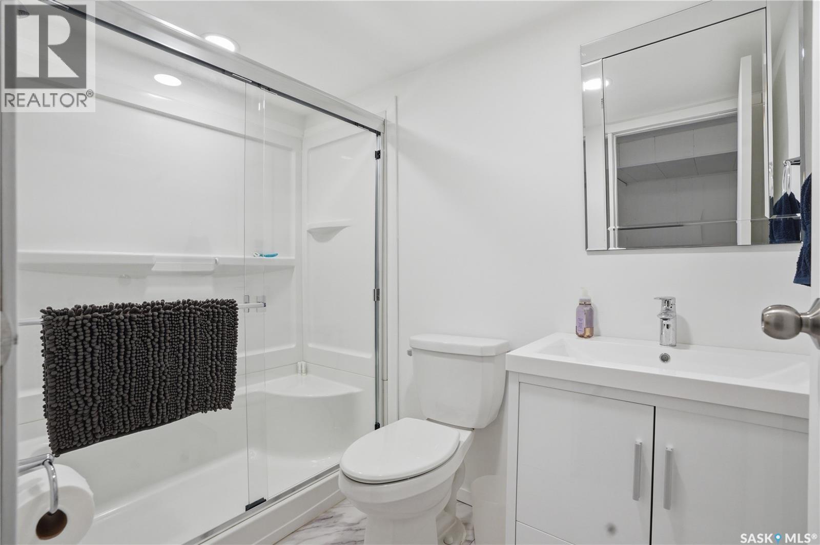 28 Oliver Crescent, Saskatoon, SK - Indoor Photo Showing Bathroom