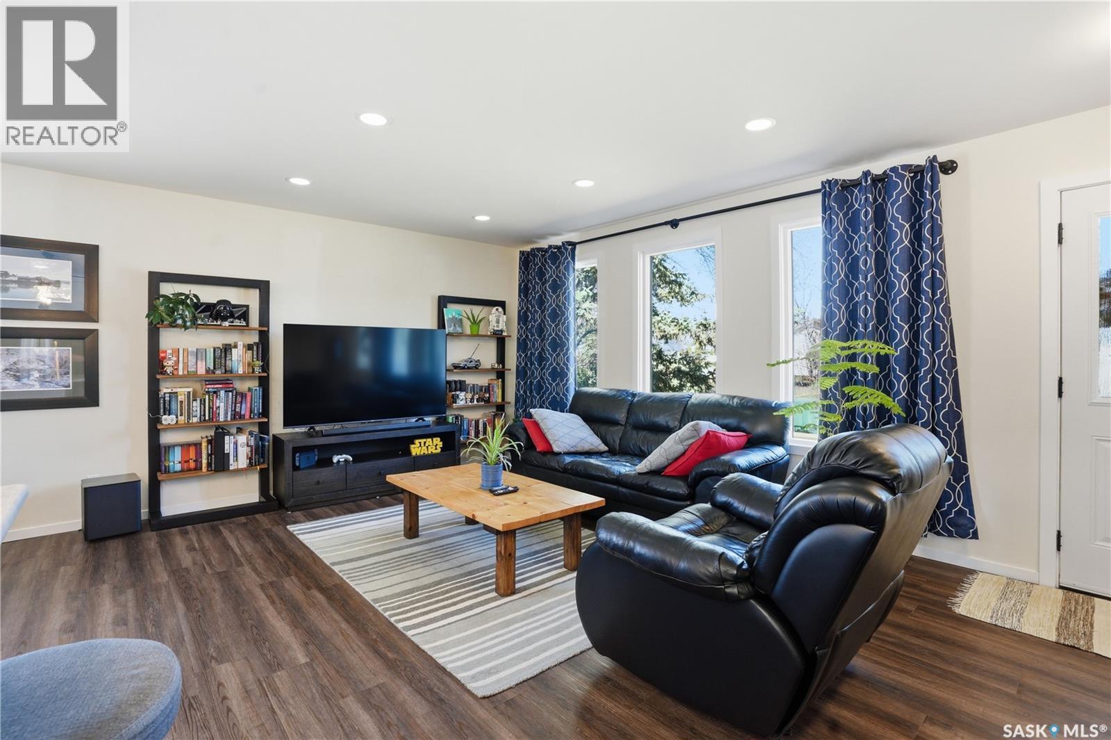 28 Oliver Crescent, Saskatoon, SK - Indoor Photo Showing Living Room