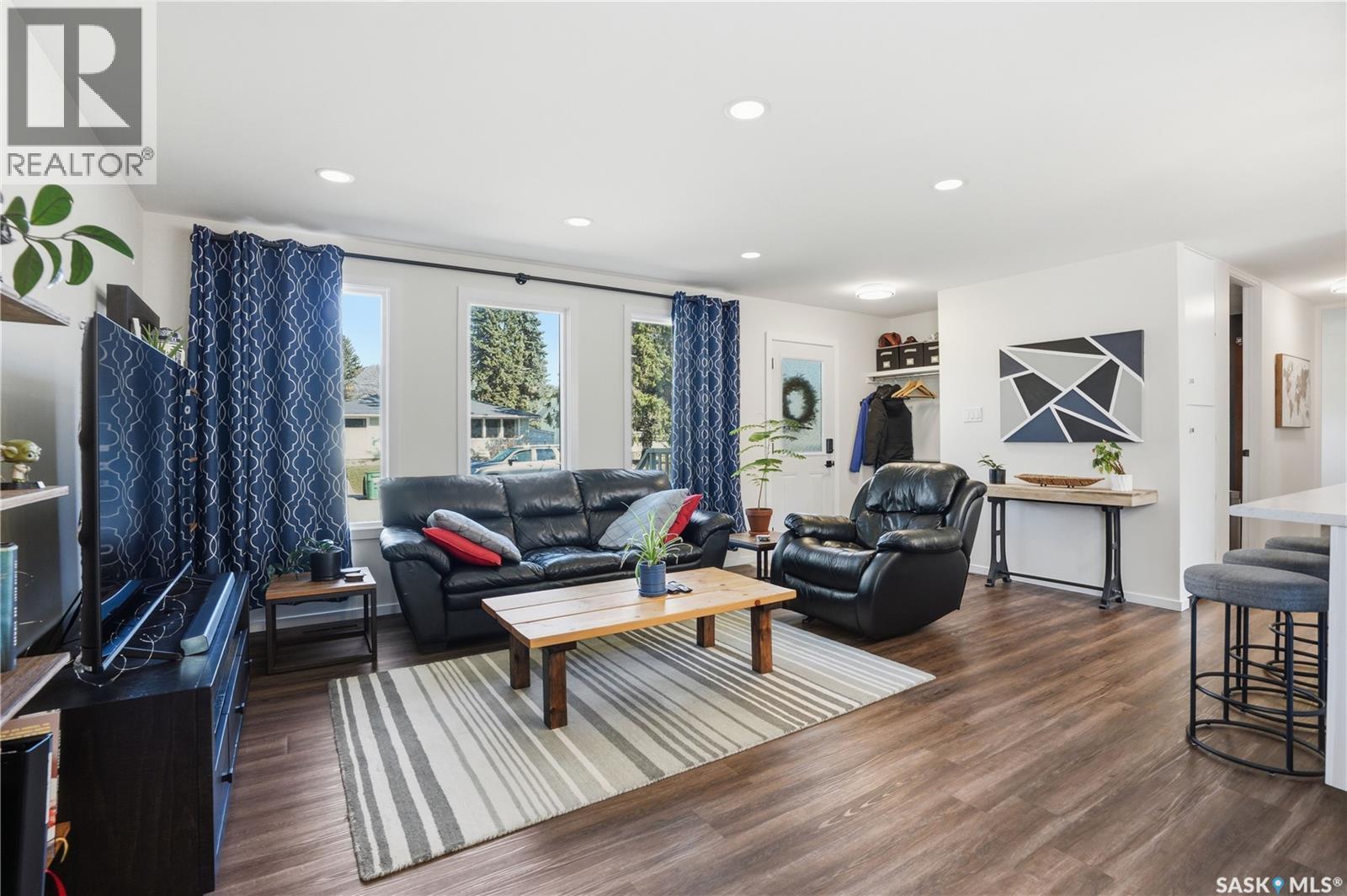 28 Oliver Crescent, Saskatoon, SK - Indoor Photo Showing Living Room