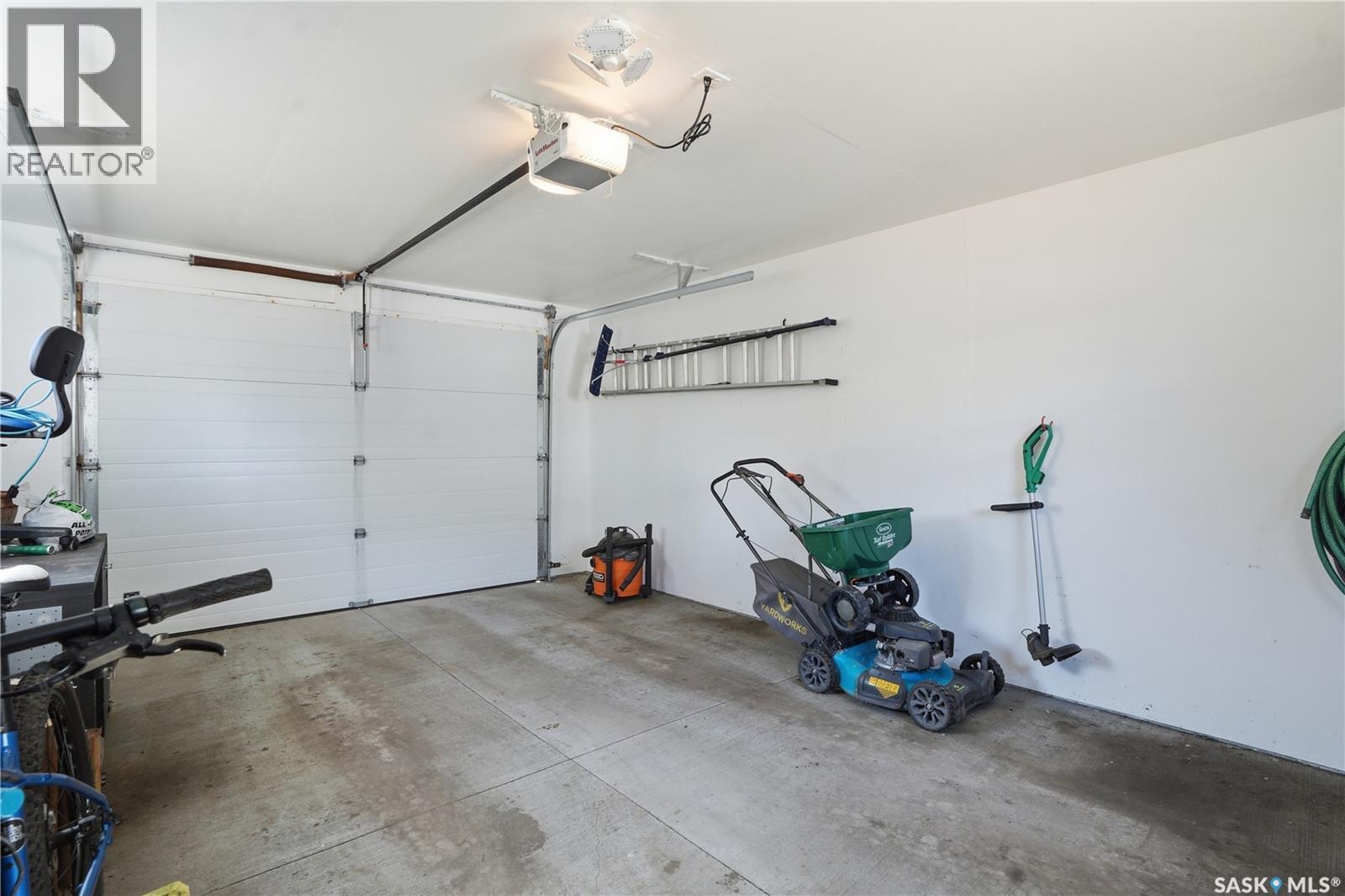 28 Oliver Crescent, Saskatoon, SK - Indoor Photo Showing Garage