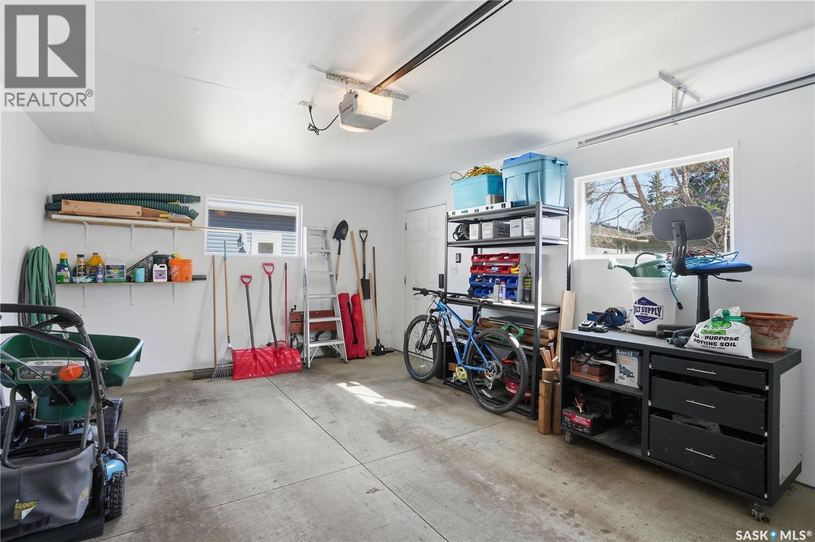 28 Oliver Crescent, Saskatoon, SK - Indoor Photo Showing Garage
