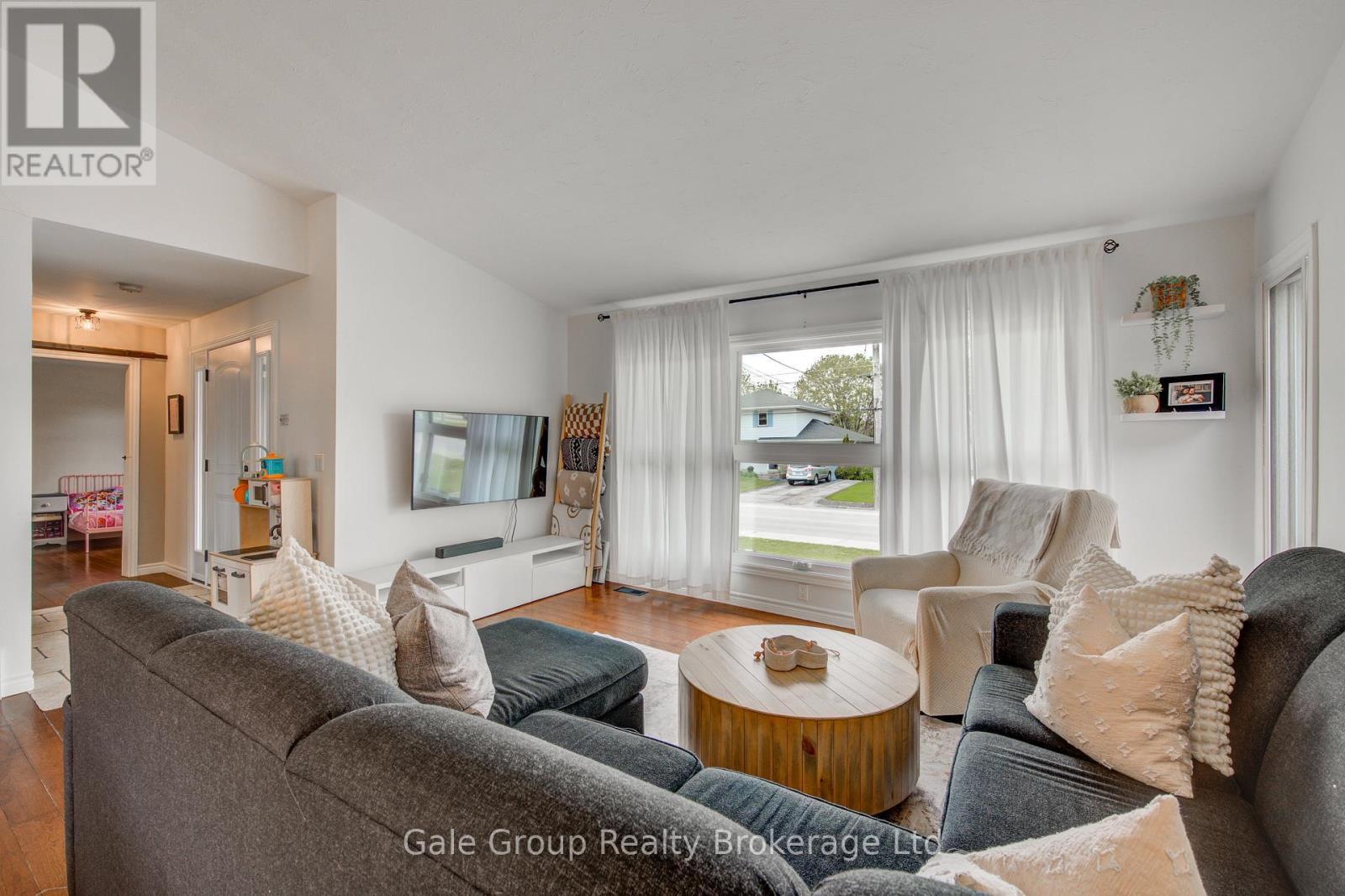 222 Caverly Road S, Aylmer, ON - Indoor Photo Showing Living Room