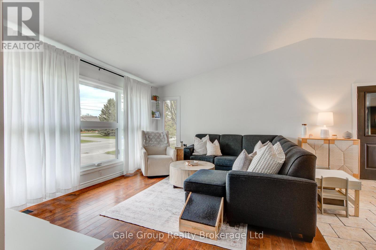 222 Caverly Road S, Aylmer, ON - Indoor Photo Showing Living Room
