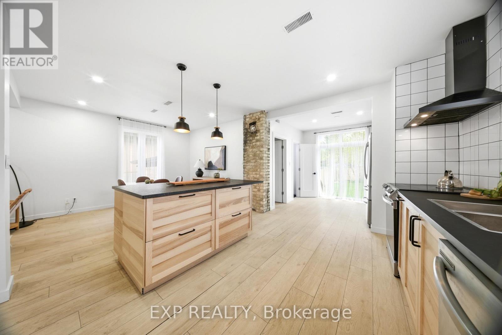 200 Madison Avenue S, Kitchener, ON - Indoor Photo Showing Kitchen With Double Sink With Upgraded Kitchen