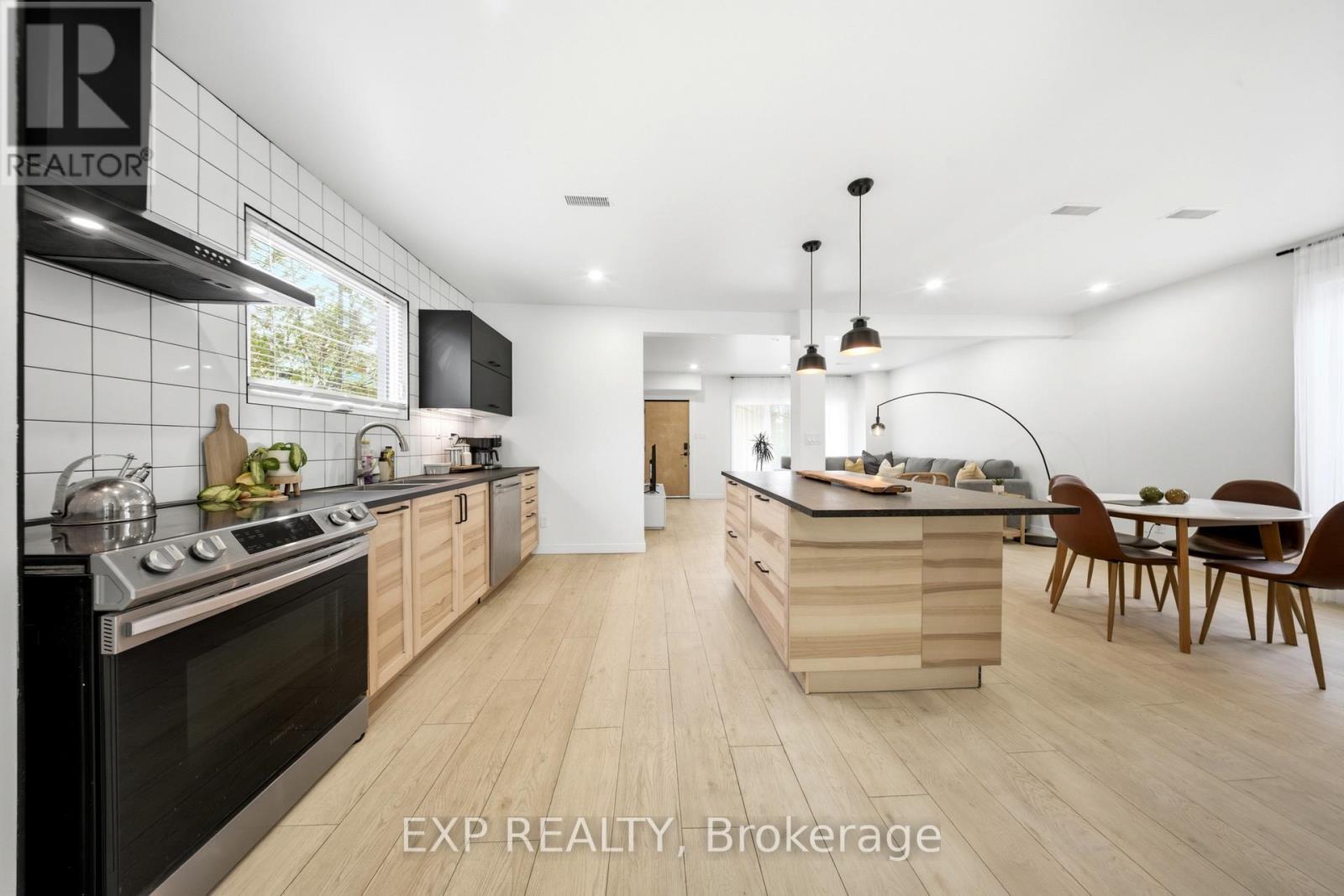 200 Madison Avenue S, Kitchener, ON - Indoor Photo Showing Kitchen With Upgraded Kitchen