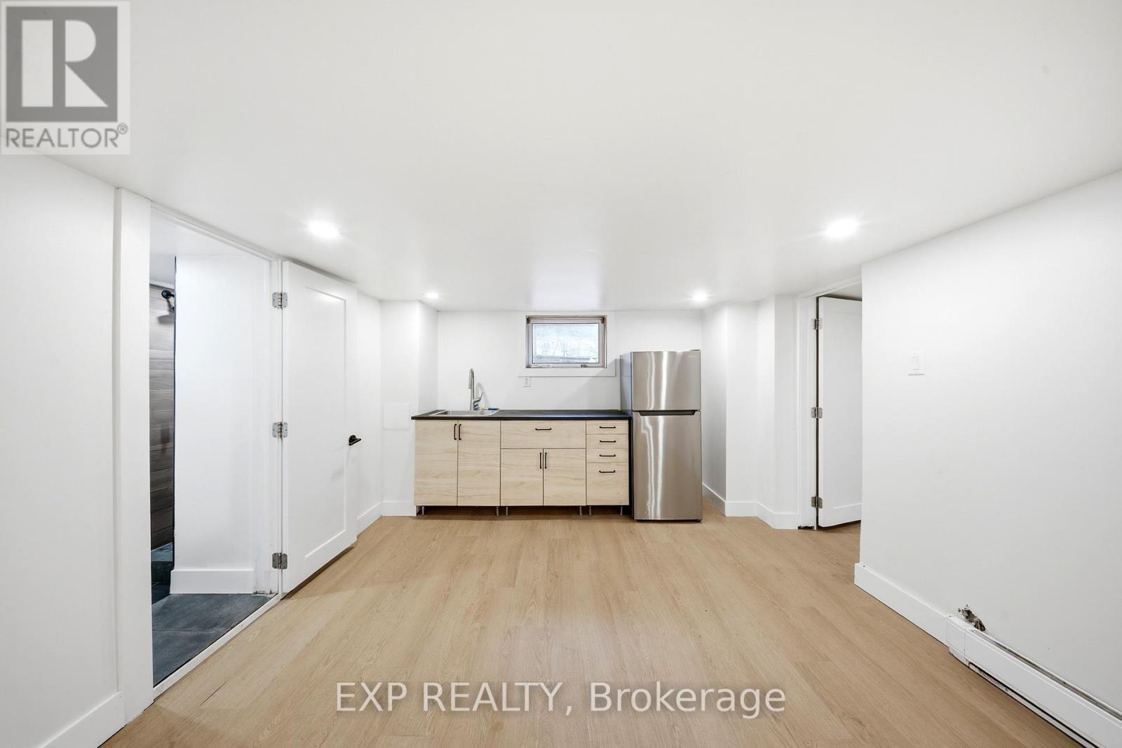 200 Madison Avenue S, Kitchener, ON - Indoor