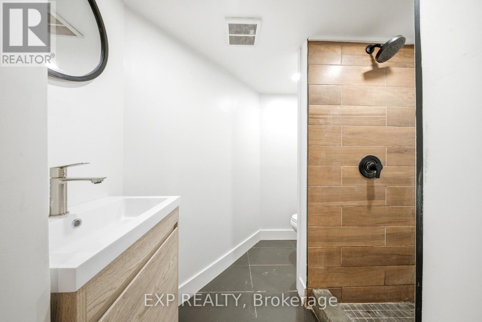 200 Madison Avenue S, Kitchener, ON - Indoor Photo Showing Bathroom