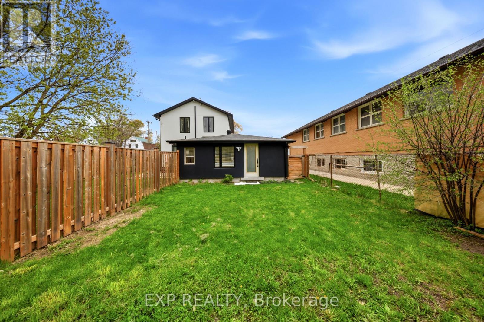 200 Madison Avenue S, Kitchener, ON - Outdoor