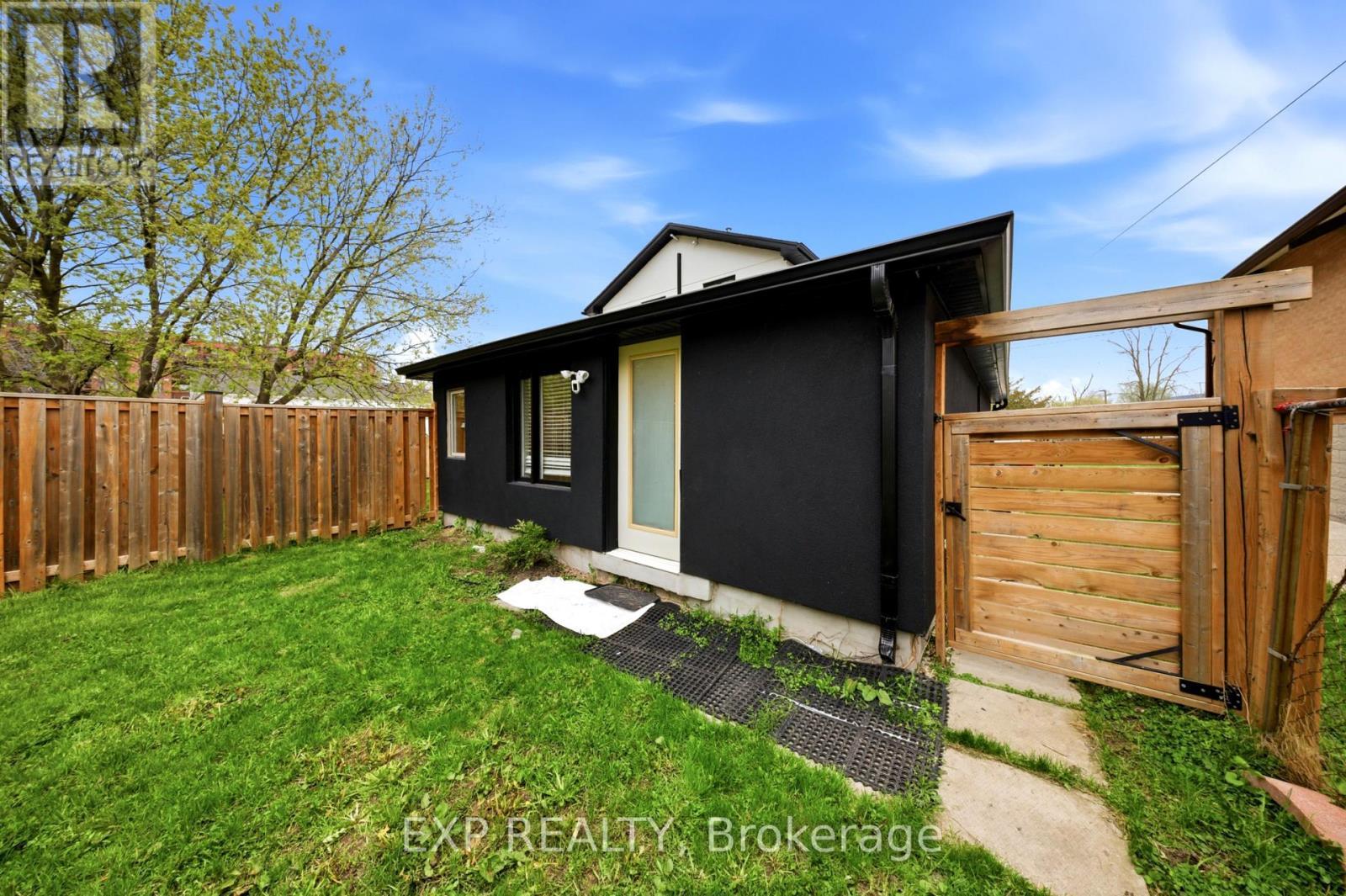 200 Madison Avenue S, Kitchener, ON - Outdoor With Exterior