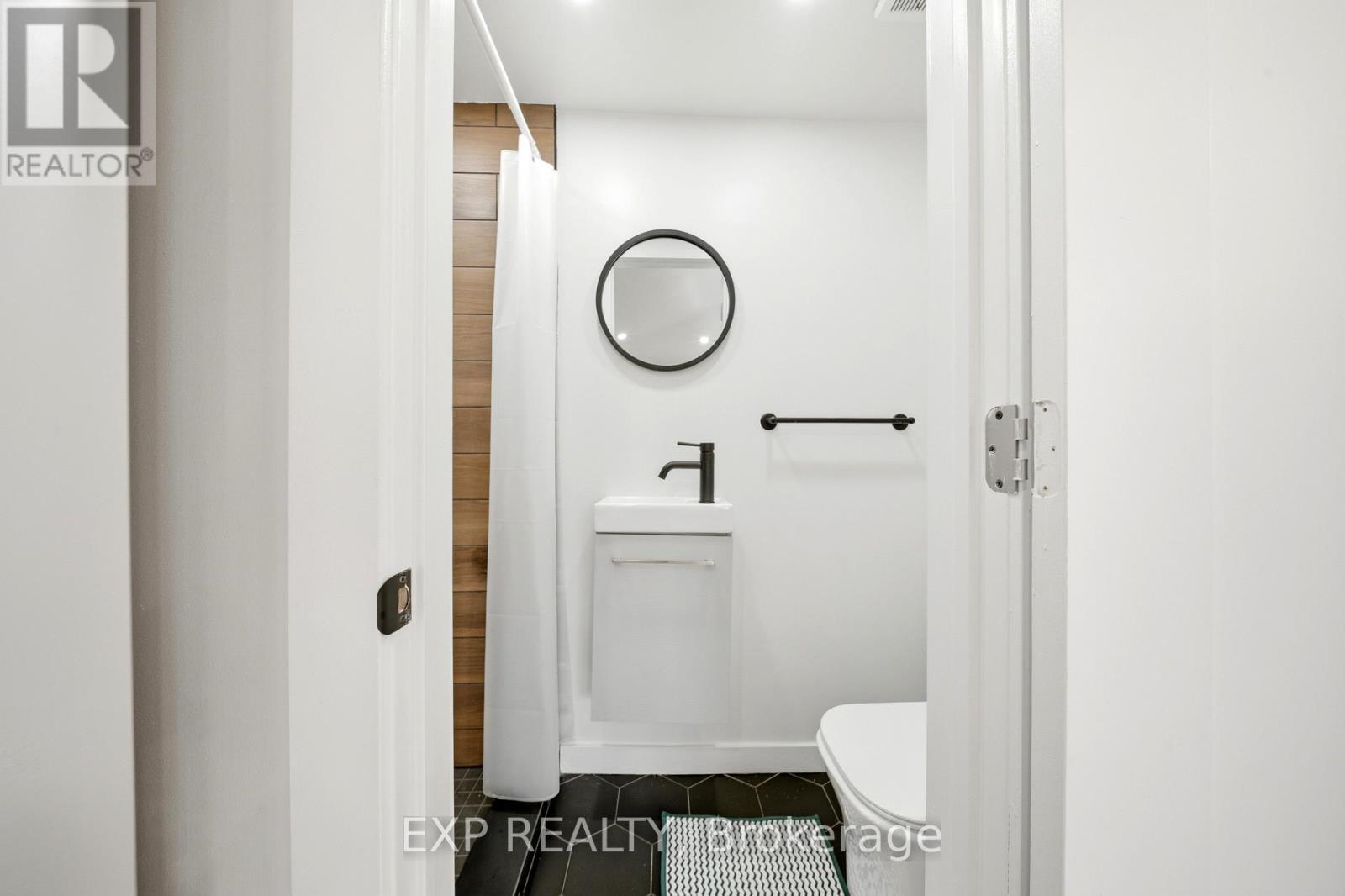 200 Madison Avenue S, Kitchener, ON - Indoor