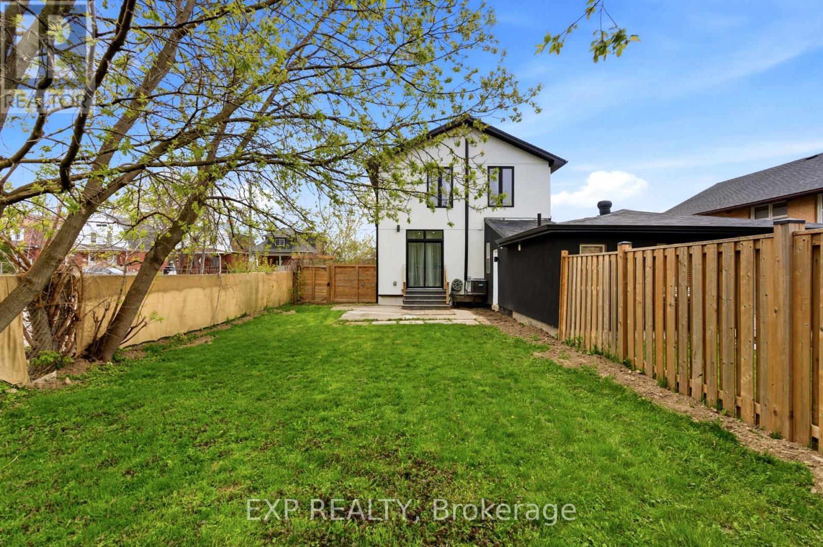 200 Madison Avenue S, Kitchener, ON - Outdoor