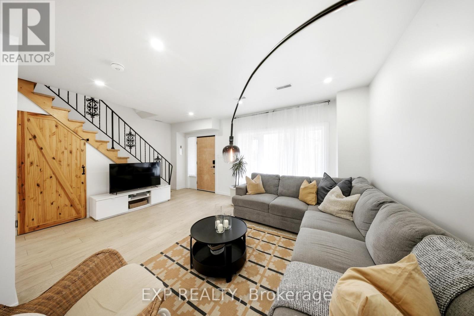 200 Madison Avenue S, Kitchener, ON - Indoor Photo Showing Living Room