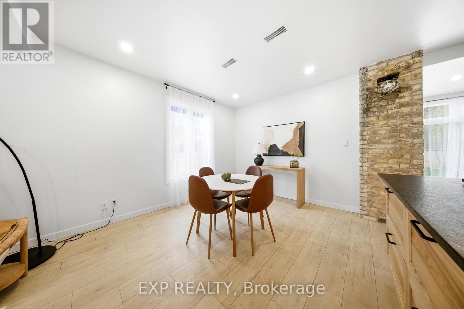 200 Madison Avenue S, Kitchener, ON - Indoor Photo Showing Dining Room