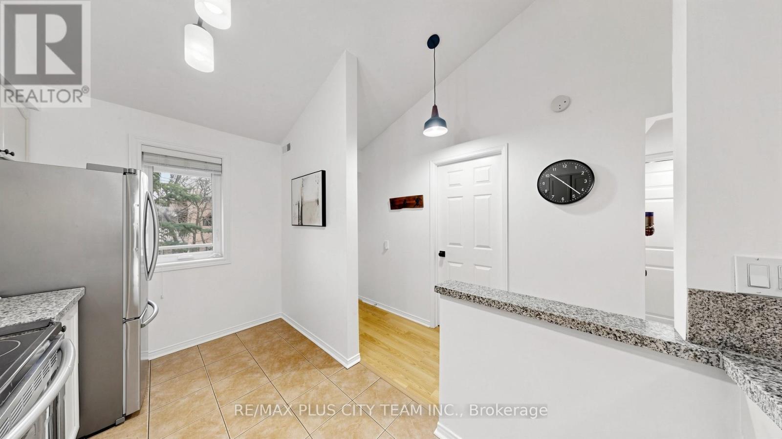 111 - 55 Bristol Road E, Mississauga, ON - Indoor Photo Showing Kitchen