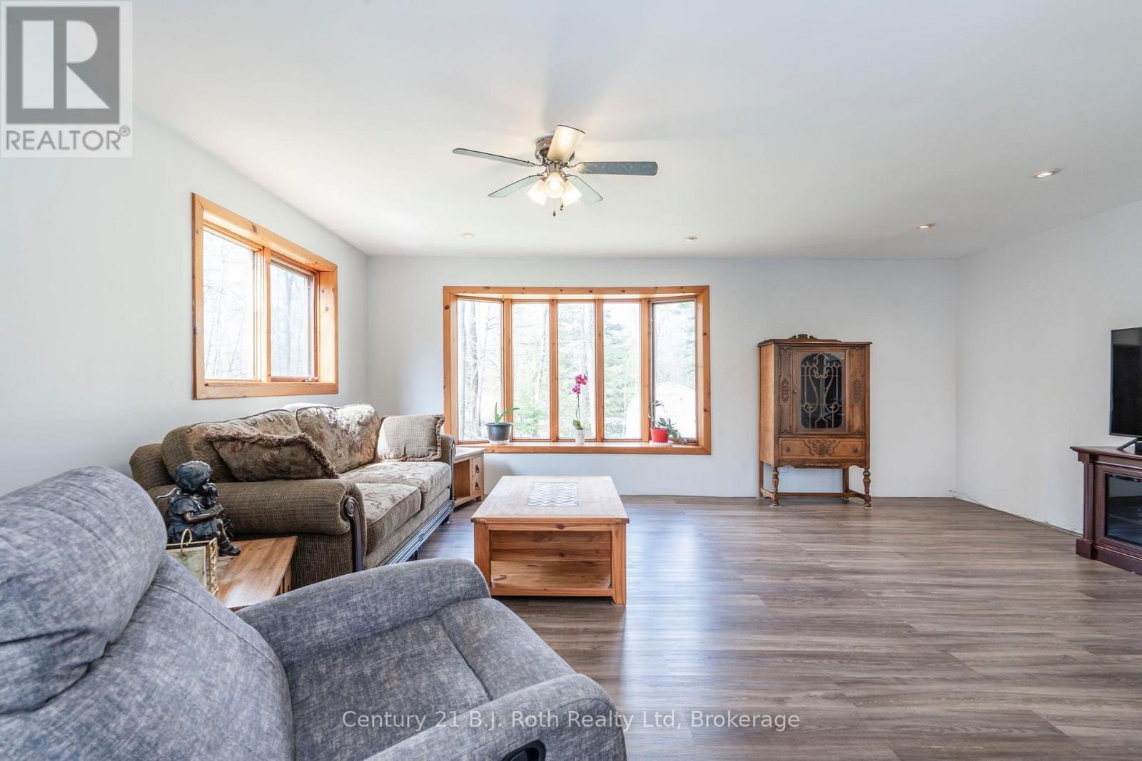 3 Celestine Court, Tiny, ON - Indoor Photo Showing Living Room