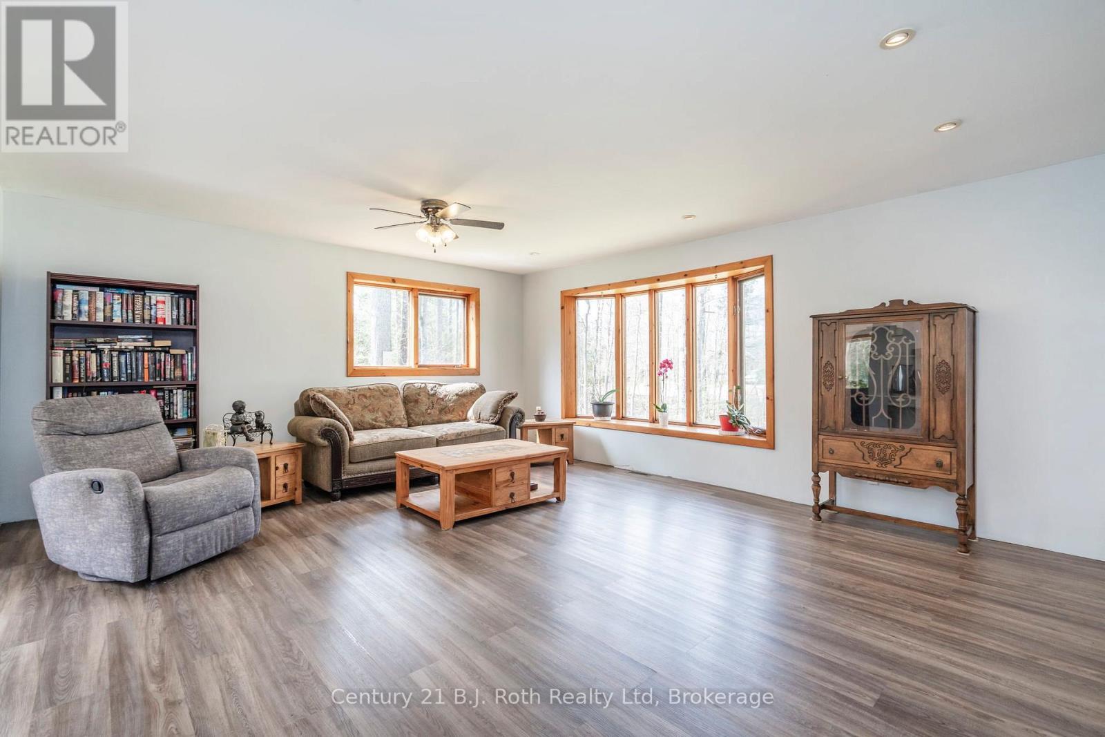 3 Celestine Court, Tiny, ON - Indoor Photo Showing Living Room