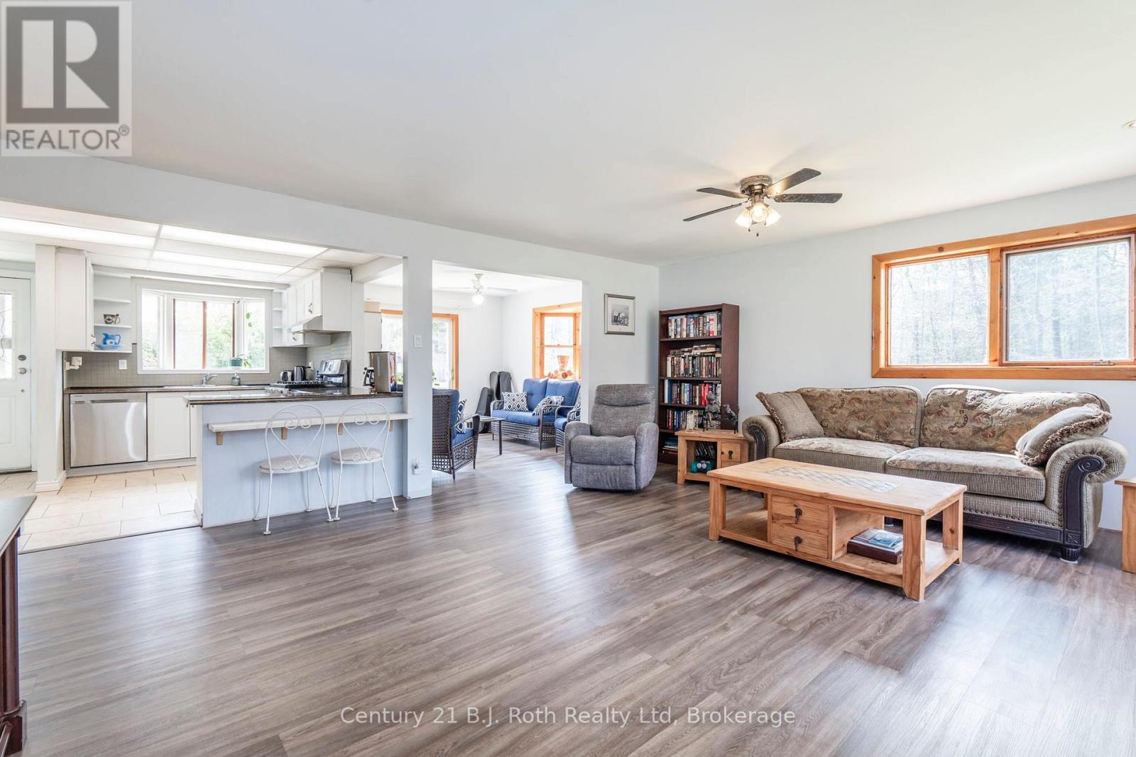 3 Celestine Court, Tiny, ON - Indoor Photo Showing Living Room