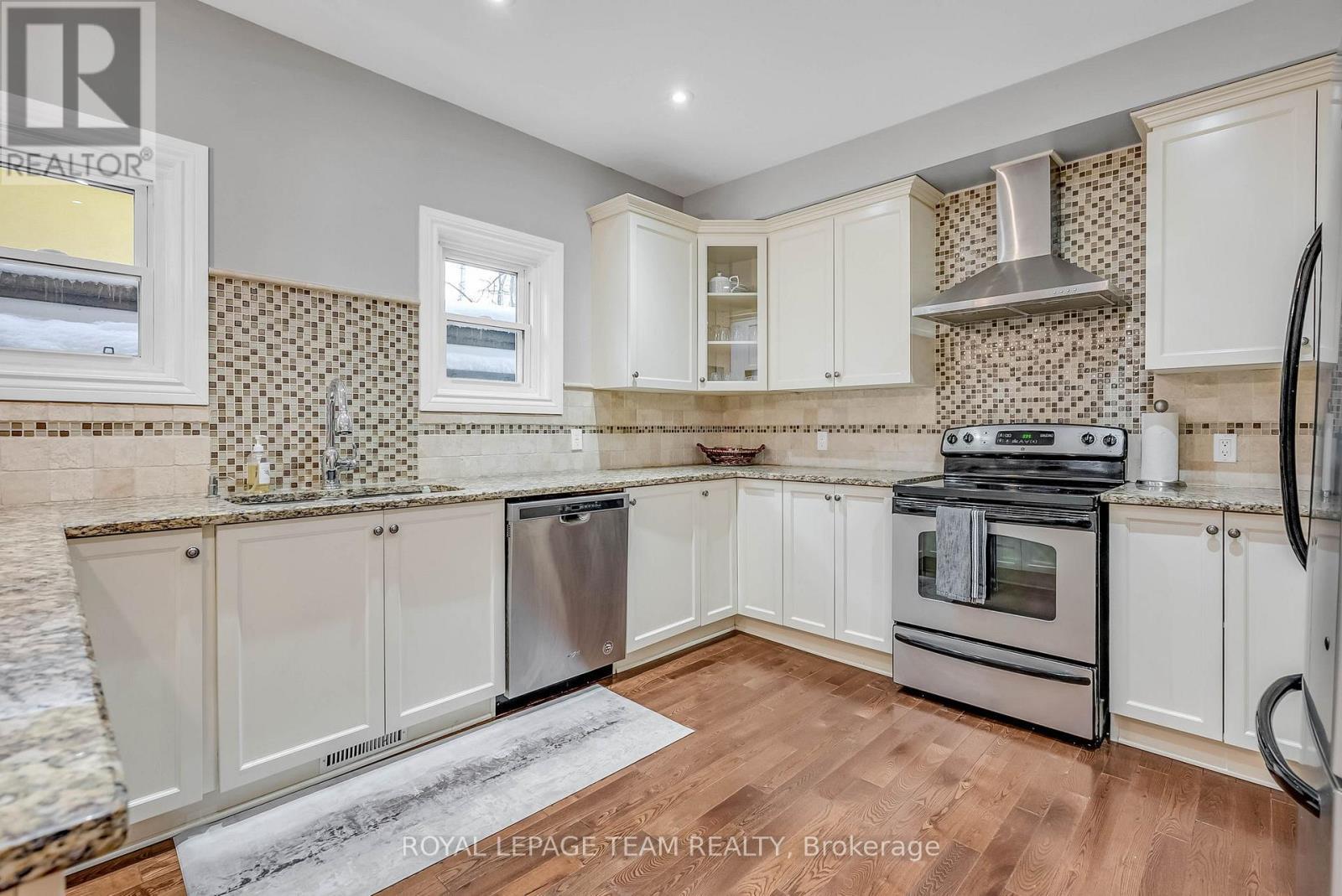 1 Old Sunset Boulevard, Ottawa, ON - Indoor Photo Showing Kitchen With Upgraded Kitchen