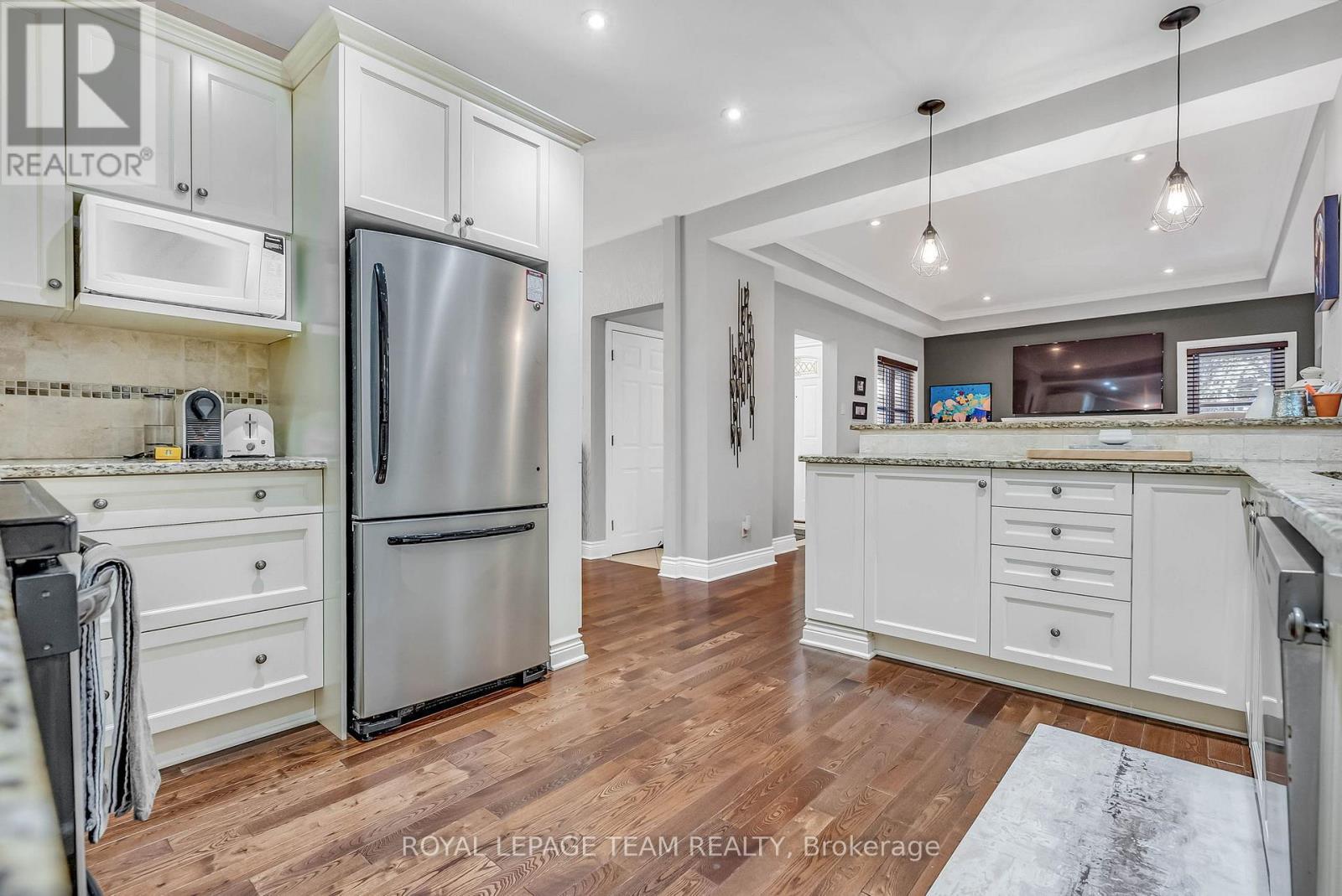 1 Old Sunset Boulevard, Ottawa, ON - Indoor Photo Showing Kitchen With Upgraded Kitchen