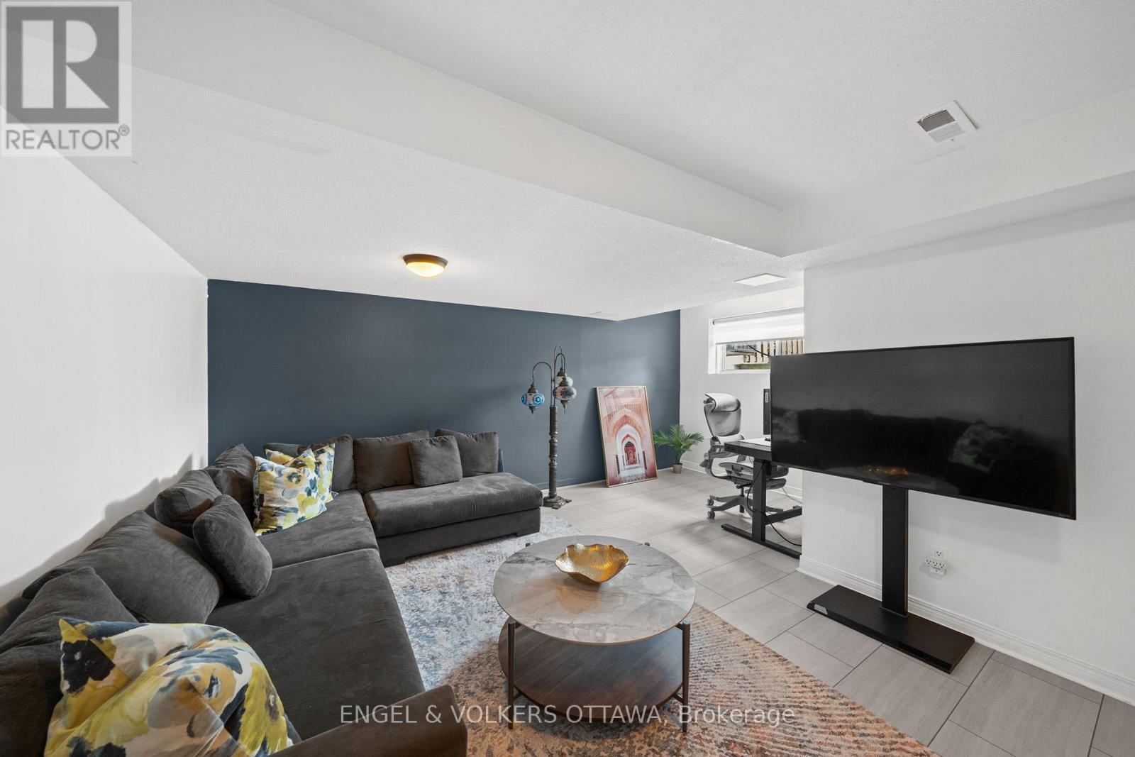 5 Kimberwick Crescent, Ottawa, ON - Indoor Photo Showing Living Room