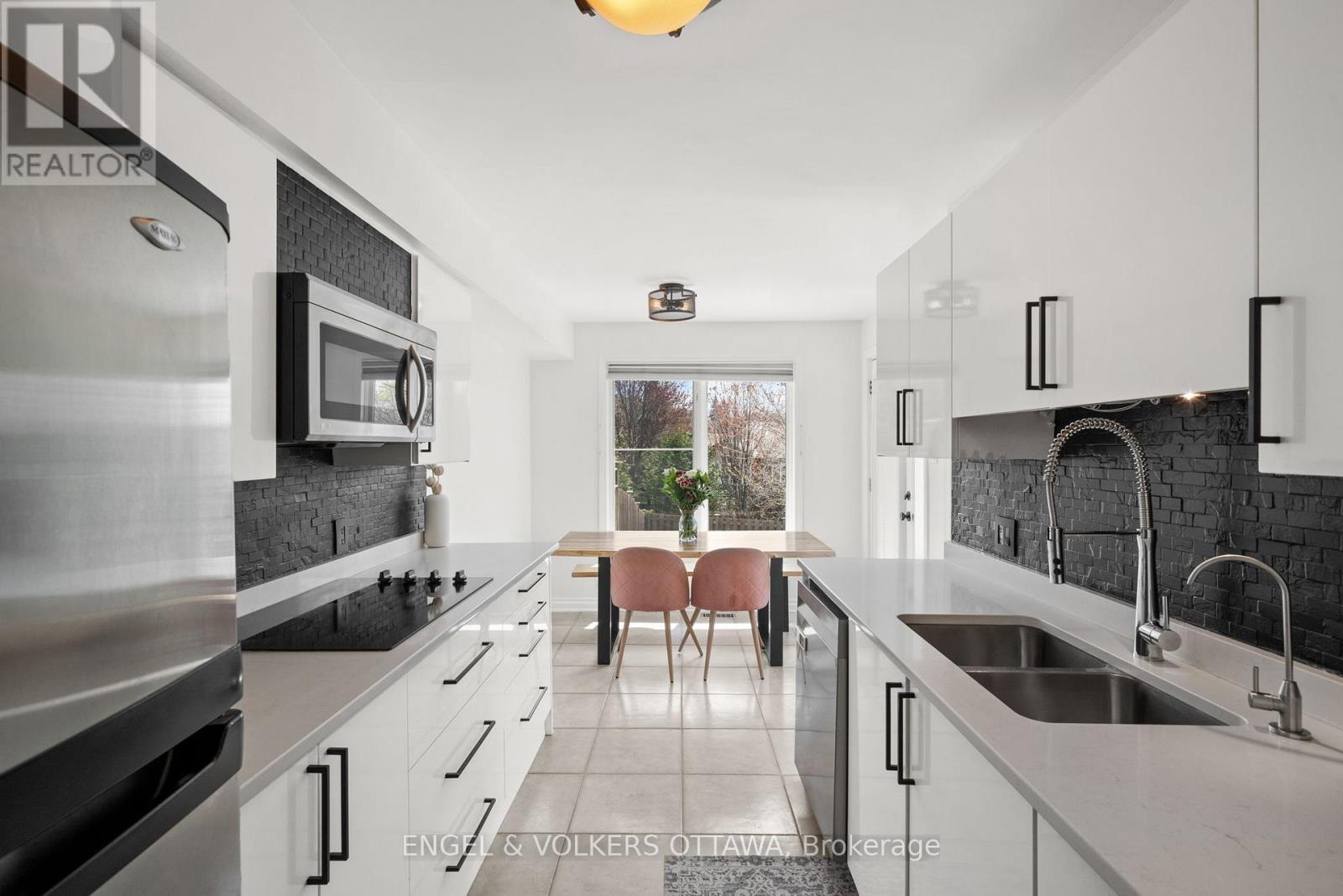 5 Kimberwick Crescent, Ottawa, ON - Indoor Photo Showing Kitchen With Double Sink With Upgraded Kitchen