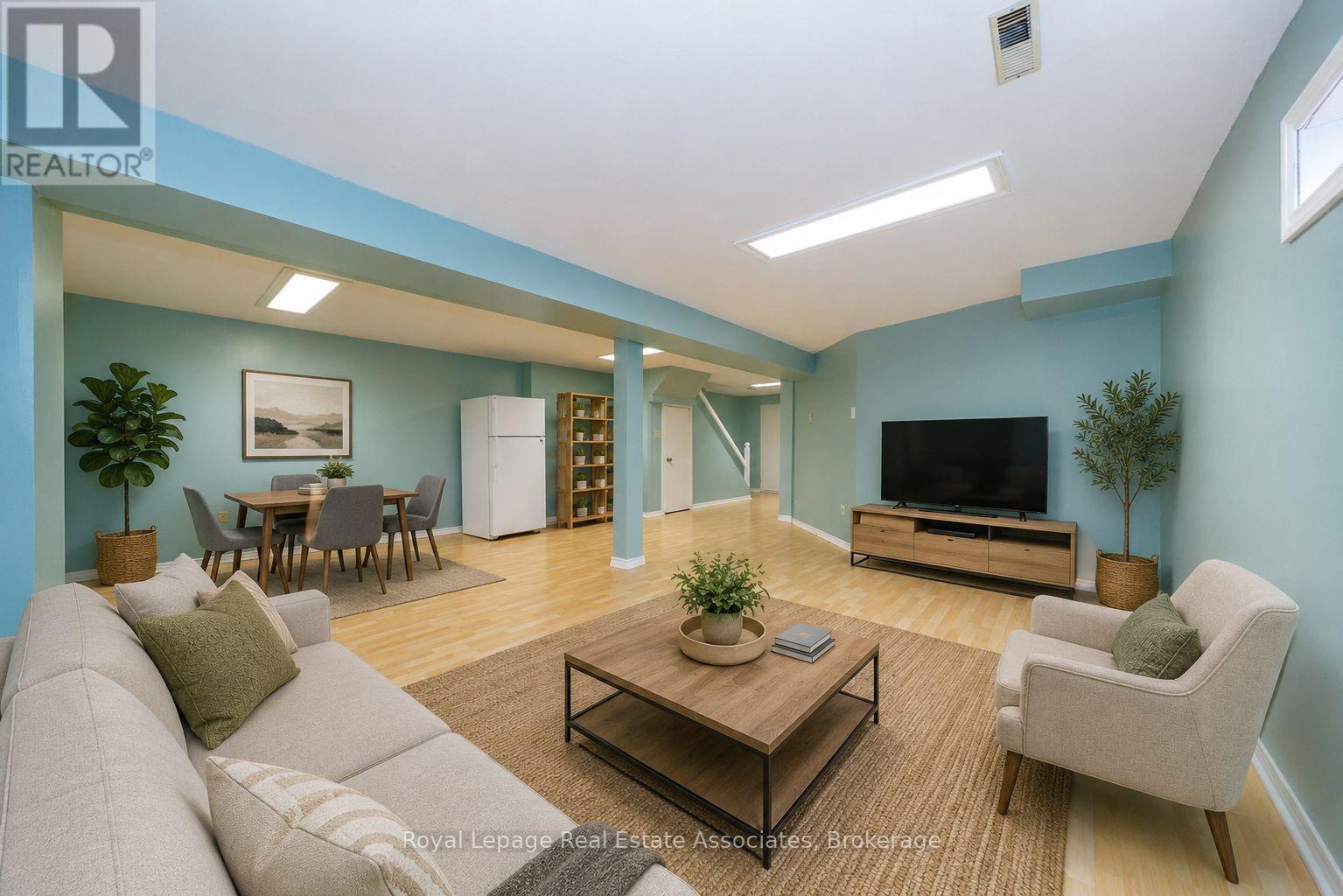 6763 Dolmage Court, Mississauga, ON - Indoor Photo Showing Living Room
