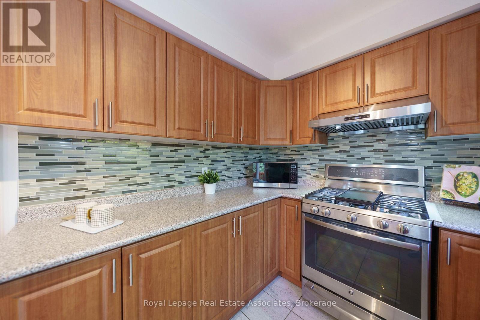 6763 Dolmage Court, Mississauga, ON - Indoor Photo Showing Kitchen