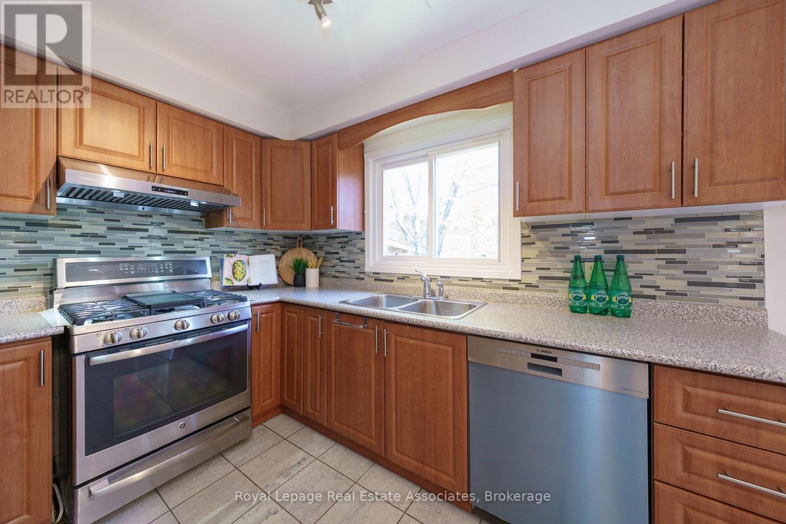 6763 Dolmage Court, Mississauga, ON - Indoor Photo Showing Kitchen With Stainless Steel Kitchen With Double Sink