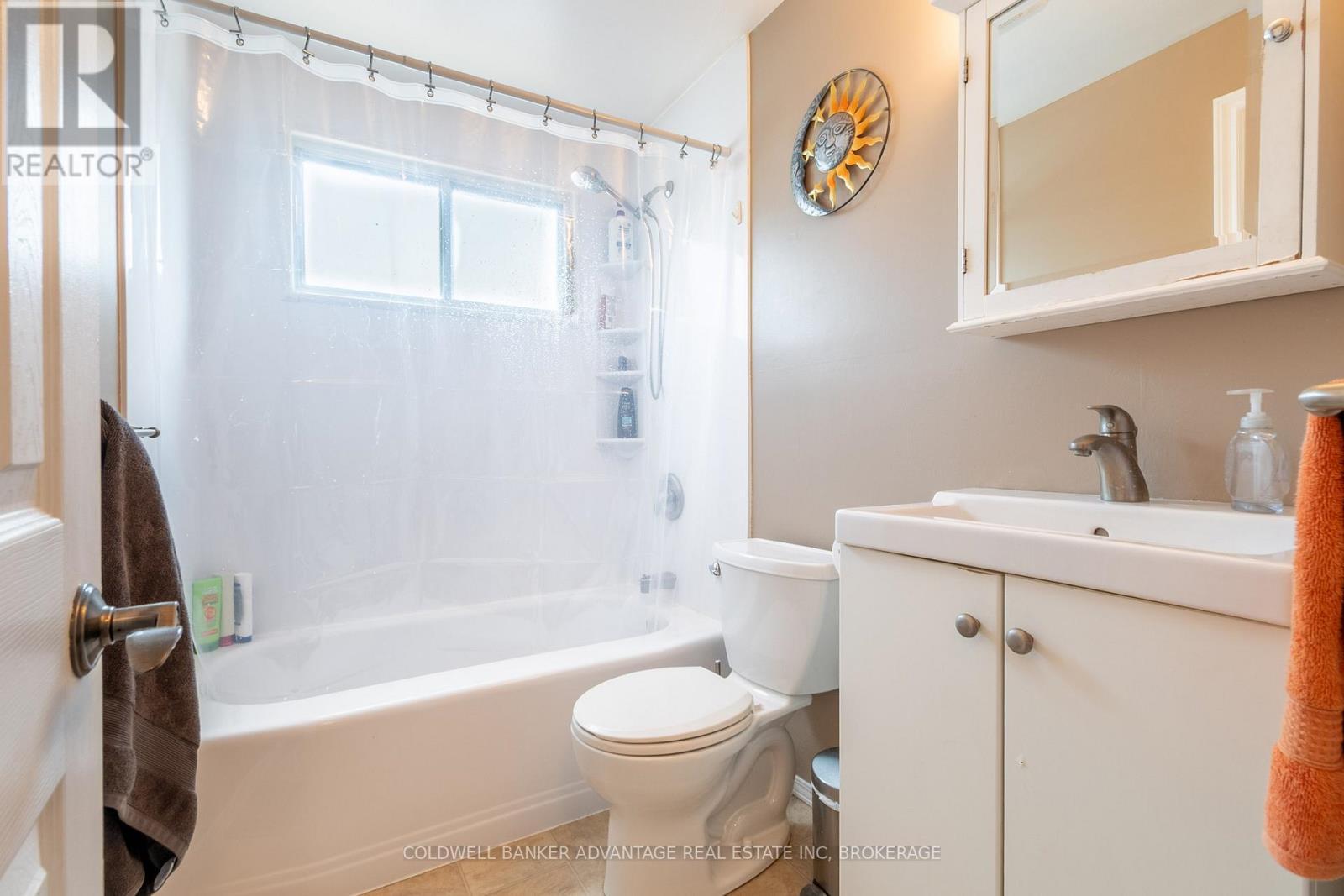141 Linwell Road, St. Catharines (Lakeport), ON - Indoor Photo Showing Bathroom